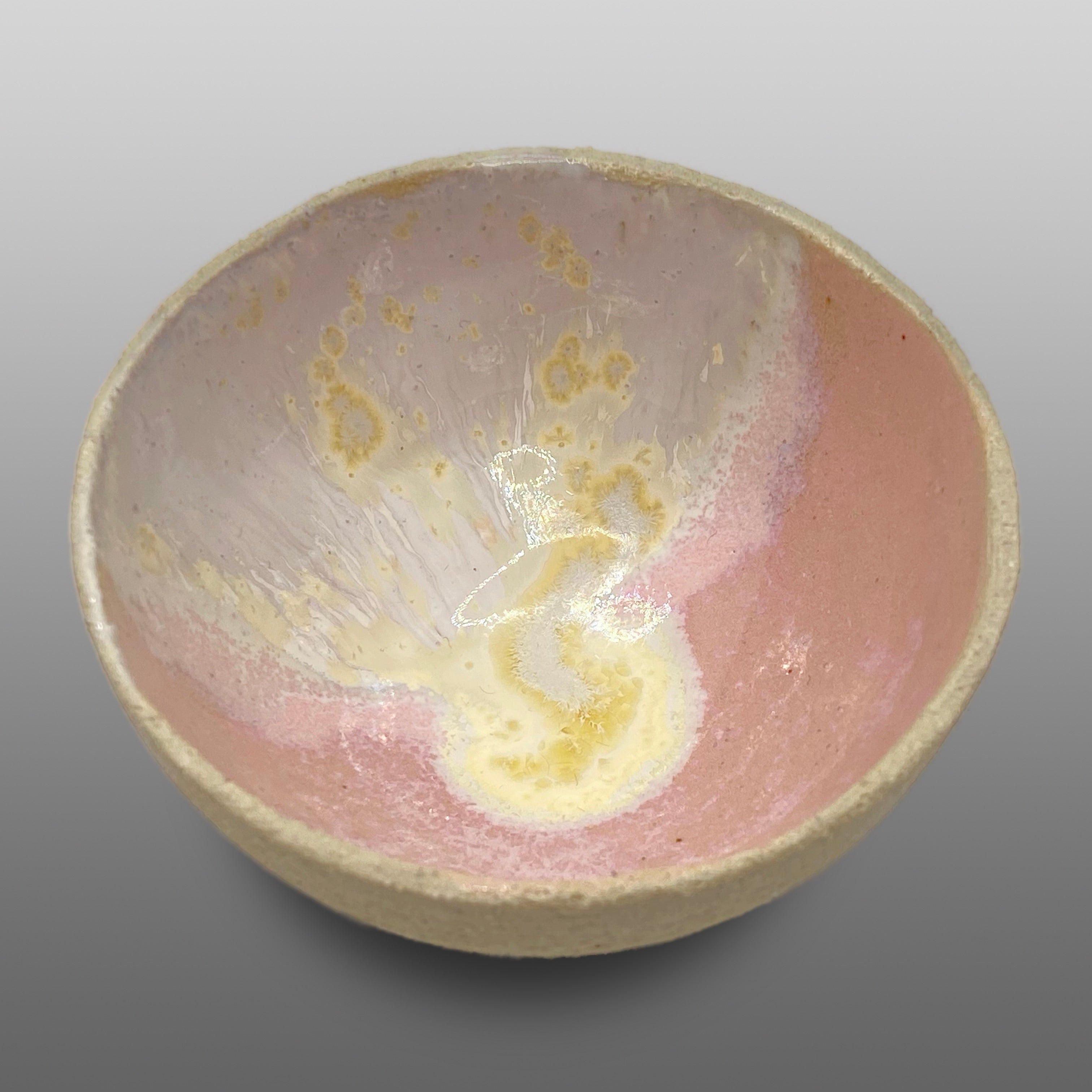 Petite coupelle grès écru émaillée blanc rose