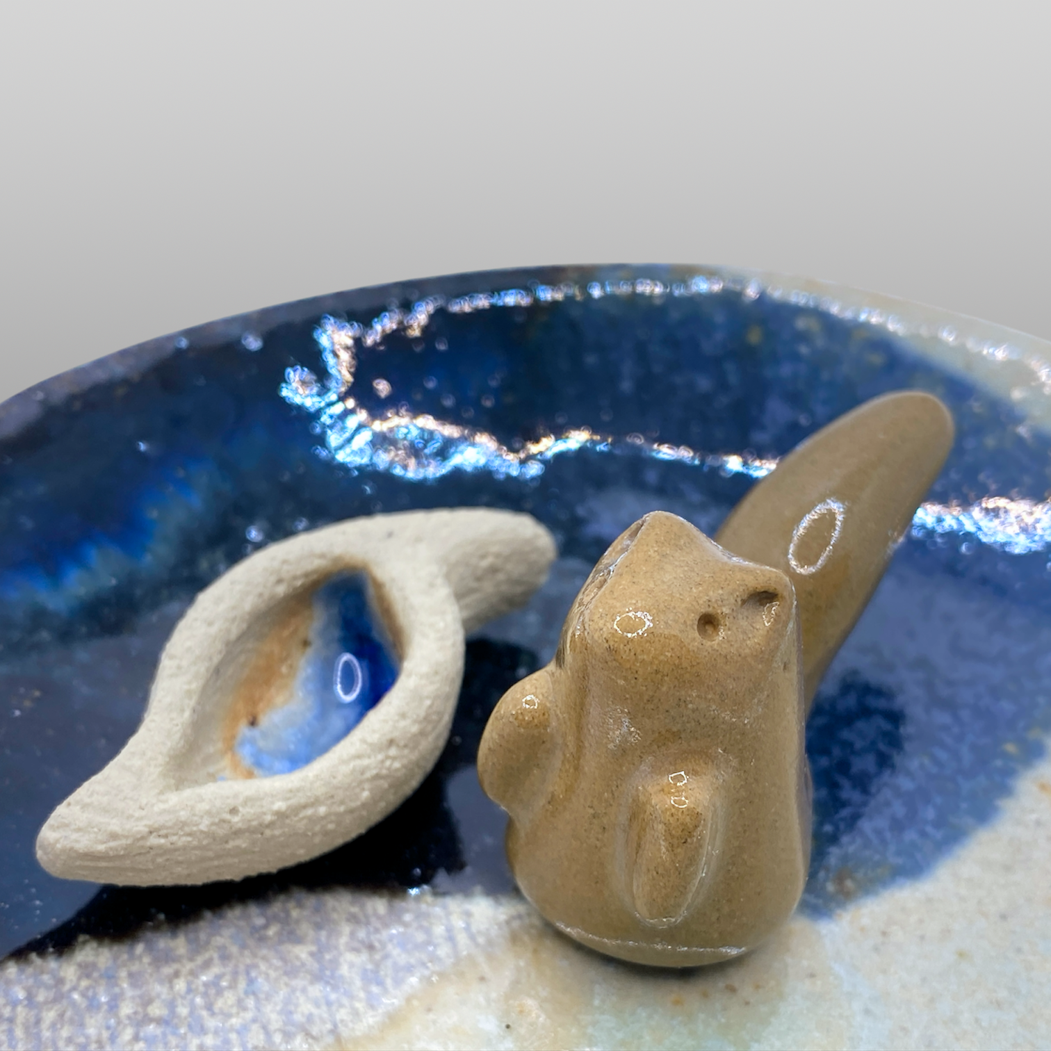 Coupelle écureuil émaillée bleu foncé et turquoise