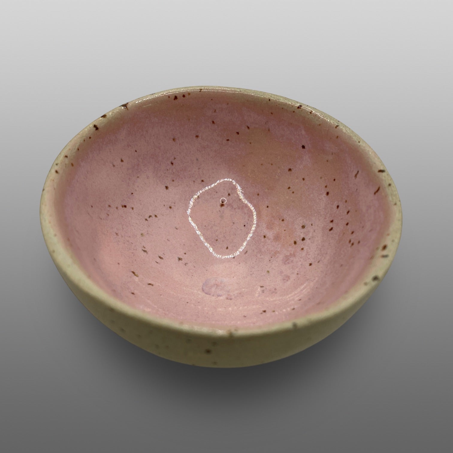 Petite coupelle grès écru moucheté émaillée rose clair