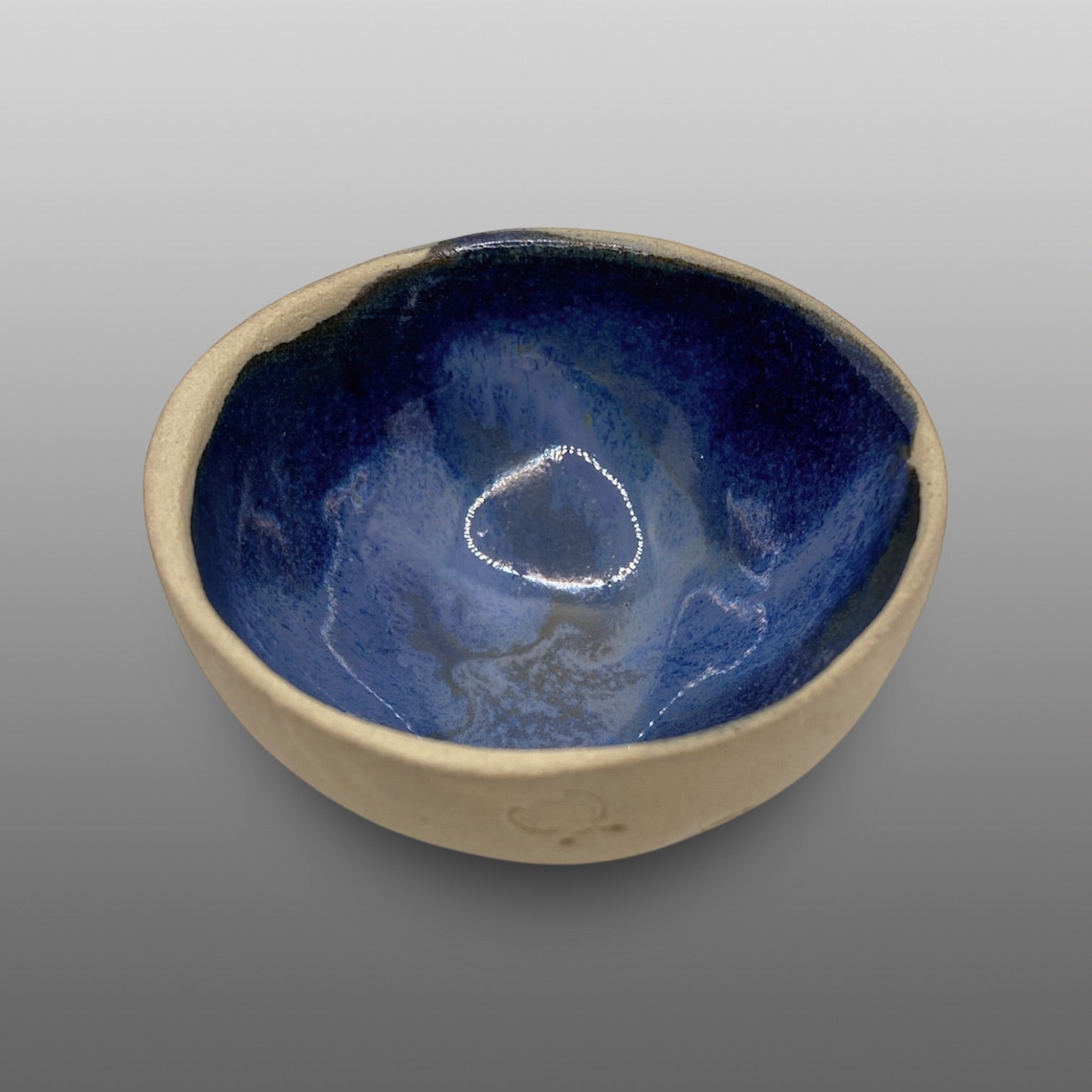 Petite coupelle grès écru émaillée bleu foncé cristallisé