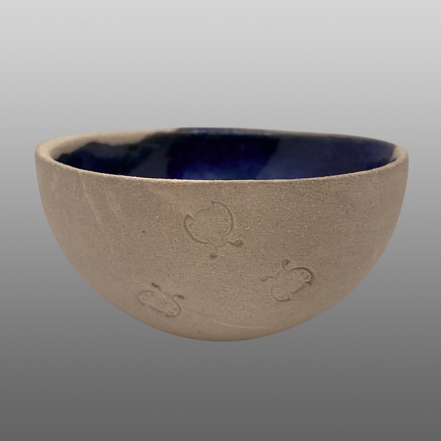 Petite coupelle grès écru émaillée bleu foncé cristallisé