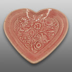 Coupelle cœur motif relief fleurs oiseaux émaillée rose corail
