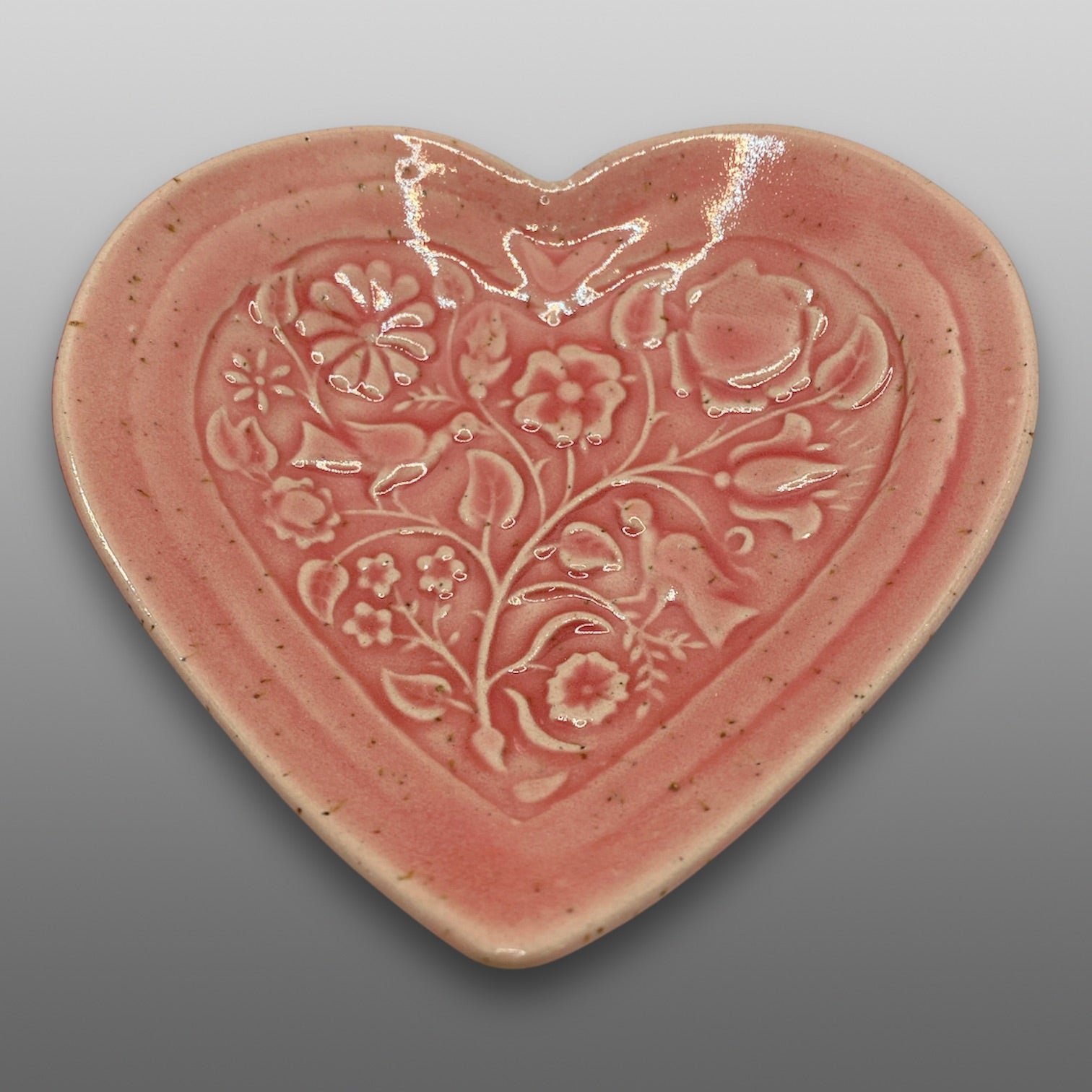 Coupelle cœur motif relief fleurs oiseaux émaillée rose corail