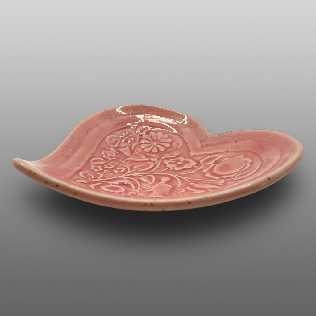 Coupelle cœur motif relief fleurs oiseaux émaillée rose corail