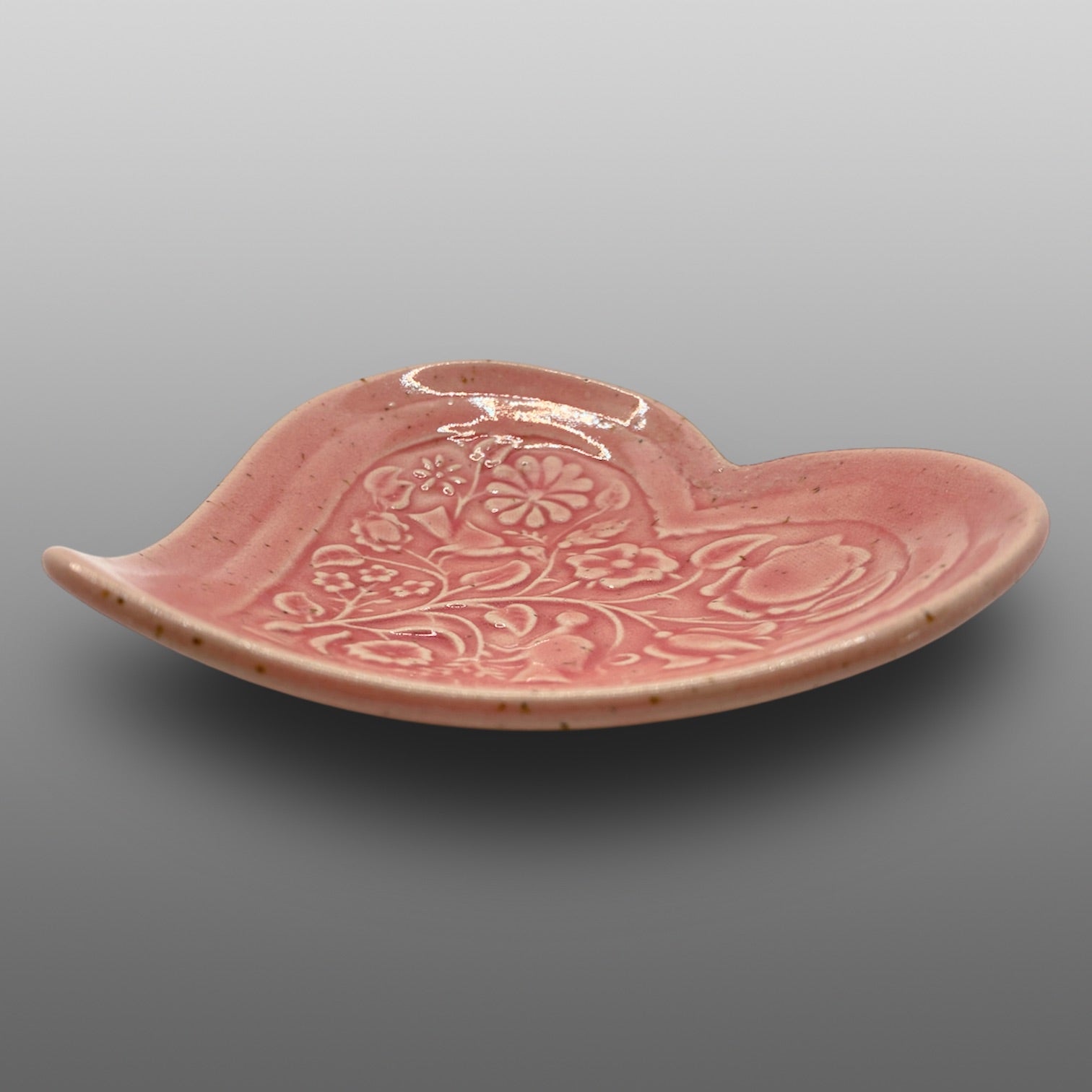 Coupelle cœur motif relief fleurs oiseaux émaillée rose corail