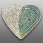 Coupelle cœur motif relief fleurs oiseaux émaillée turquoise blanc cristallisé