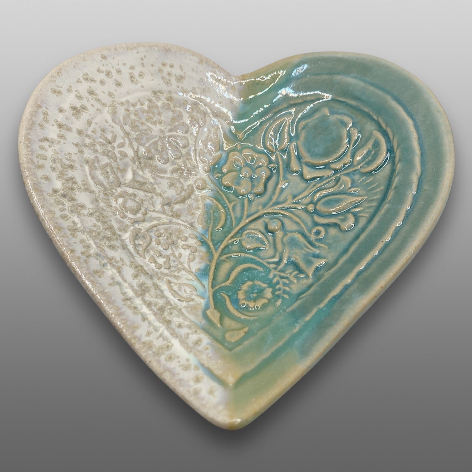 Coupelle cœur motif relief fleurs oiseaux émaillée turquoise blanc cristallisé