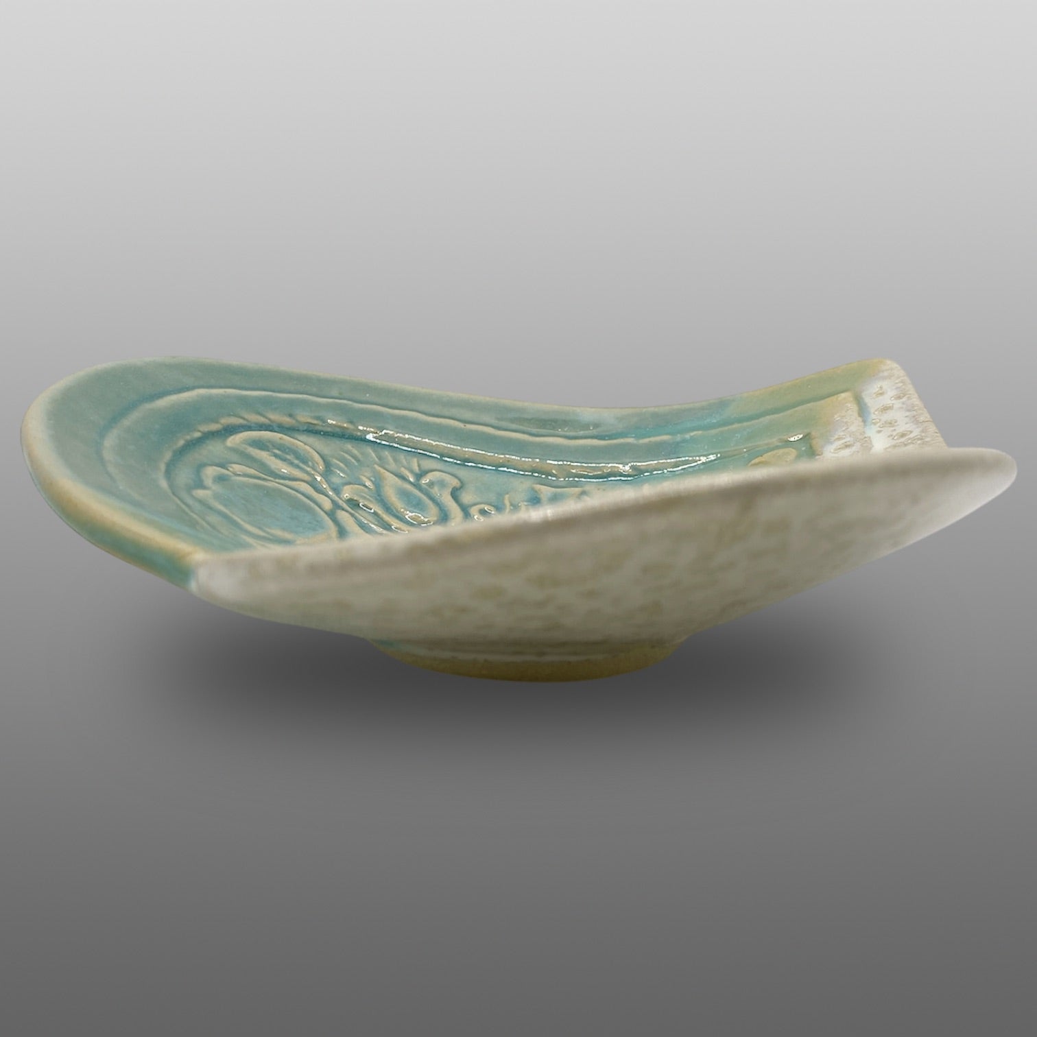 Coupelle cœur motif relief fleurs oiseaux émaillée turquoise blanc cristallisé