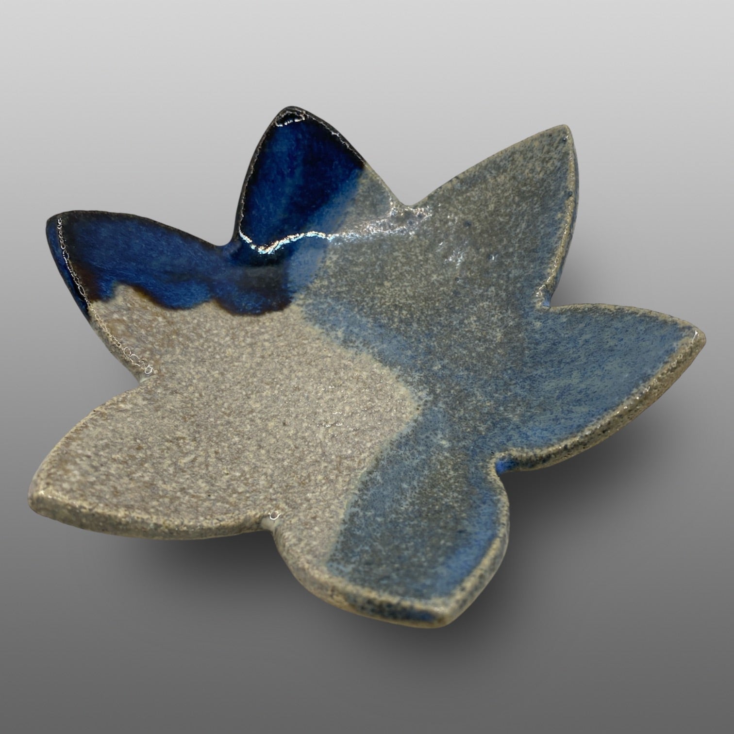Coupelle fleur émaillée bleu foncé gris bleu blanc