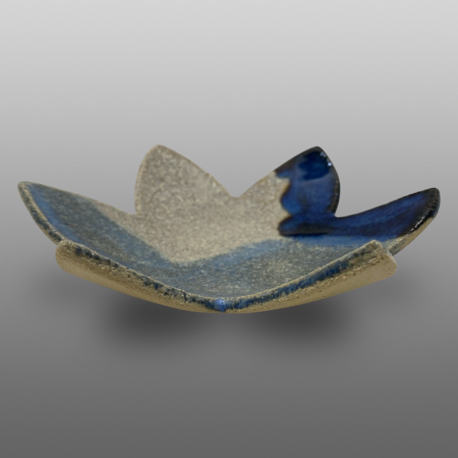 Coupelle fleur émaillée bleu foncé gris bleu blanc