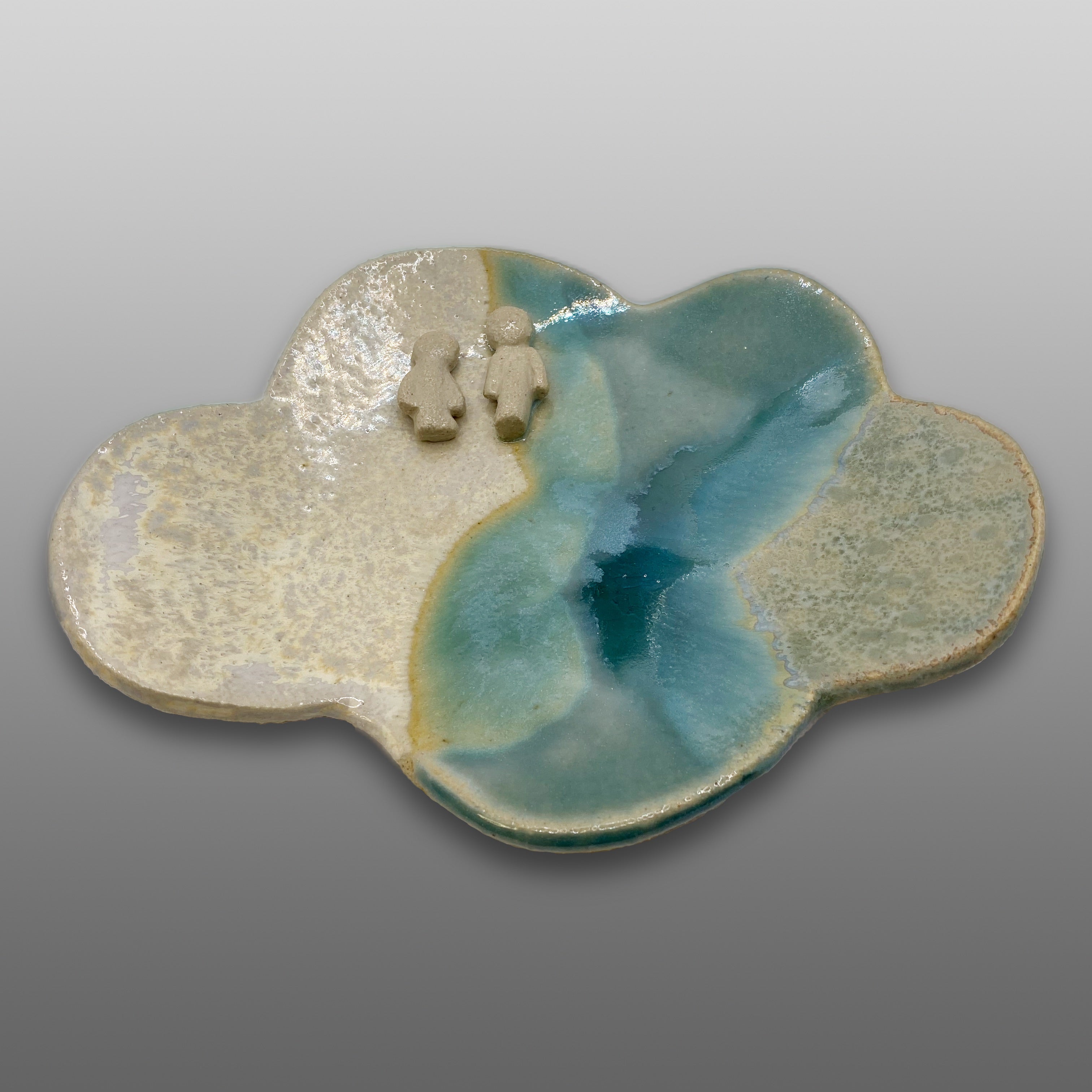 Petite coupelle nuage avec personnages émaillée nacrée turquoise