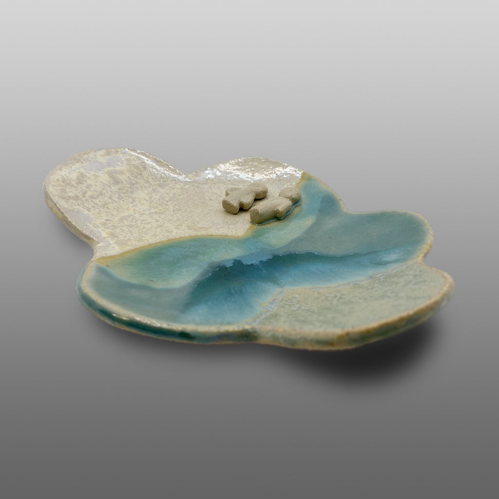 Petite coupelle nuage avec personnages émaillée nacrée turquoise