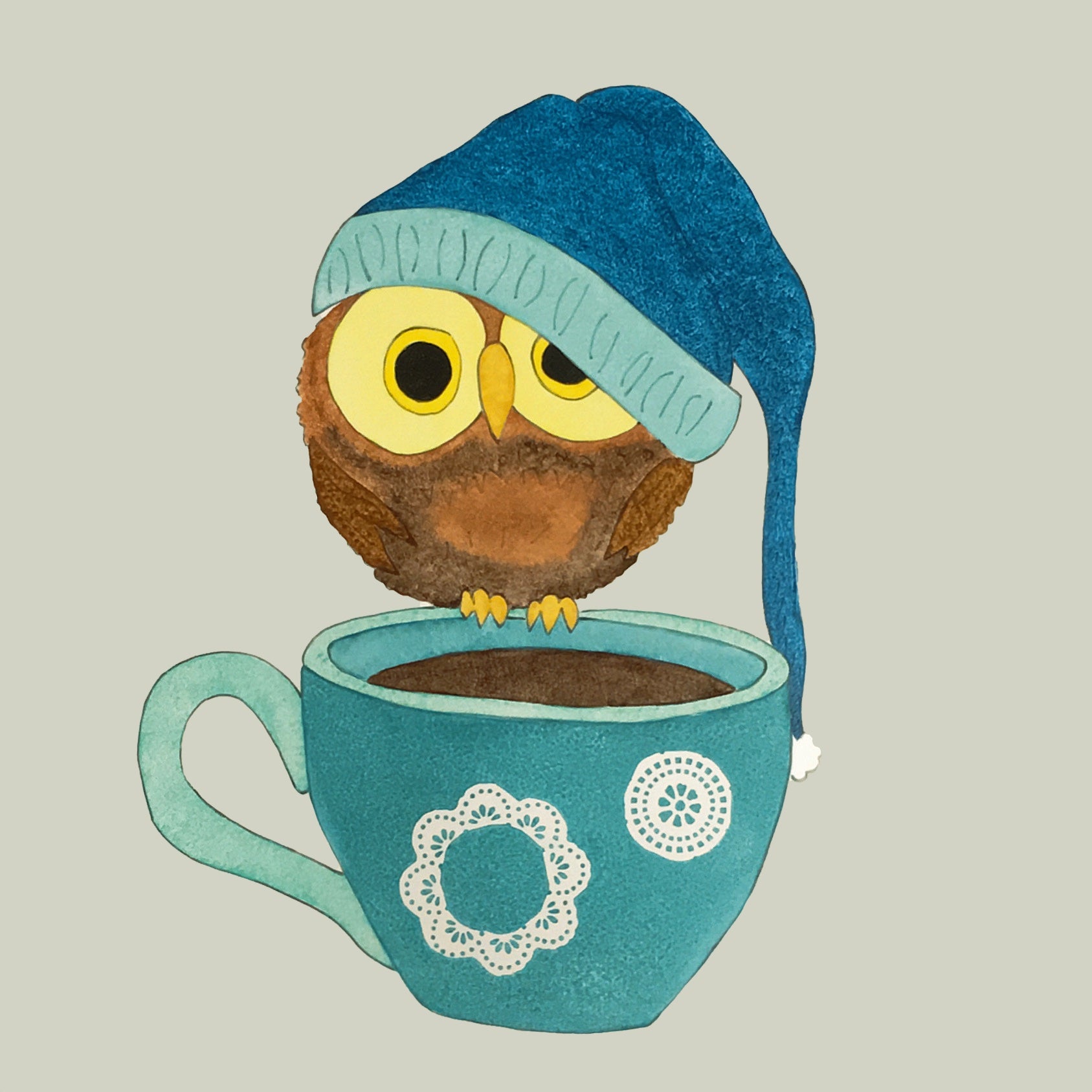 Chouette perchée sur une tasse