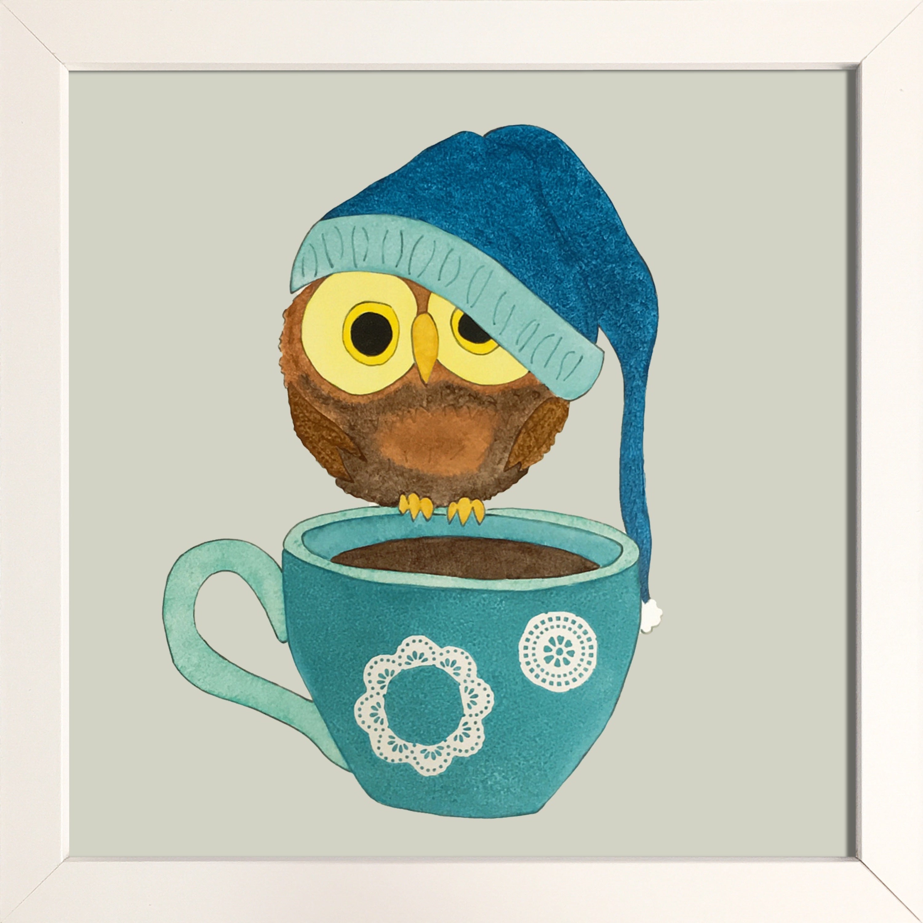 Chouette perchée sur une tasse
