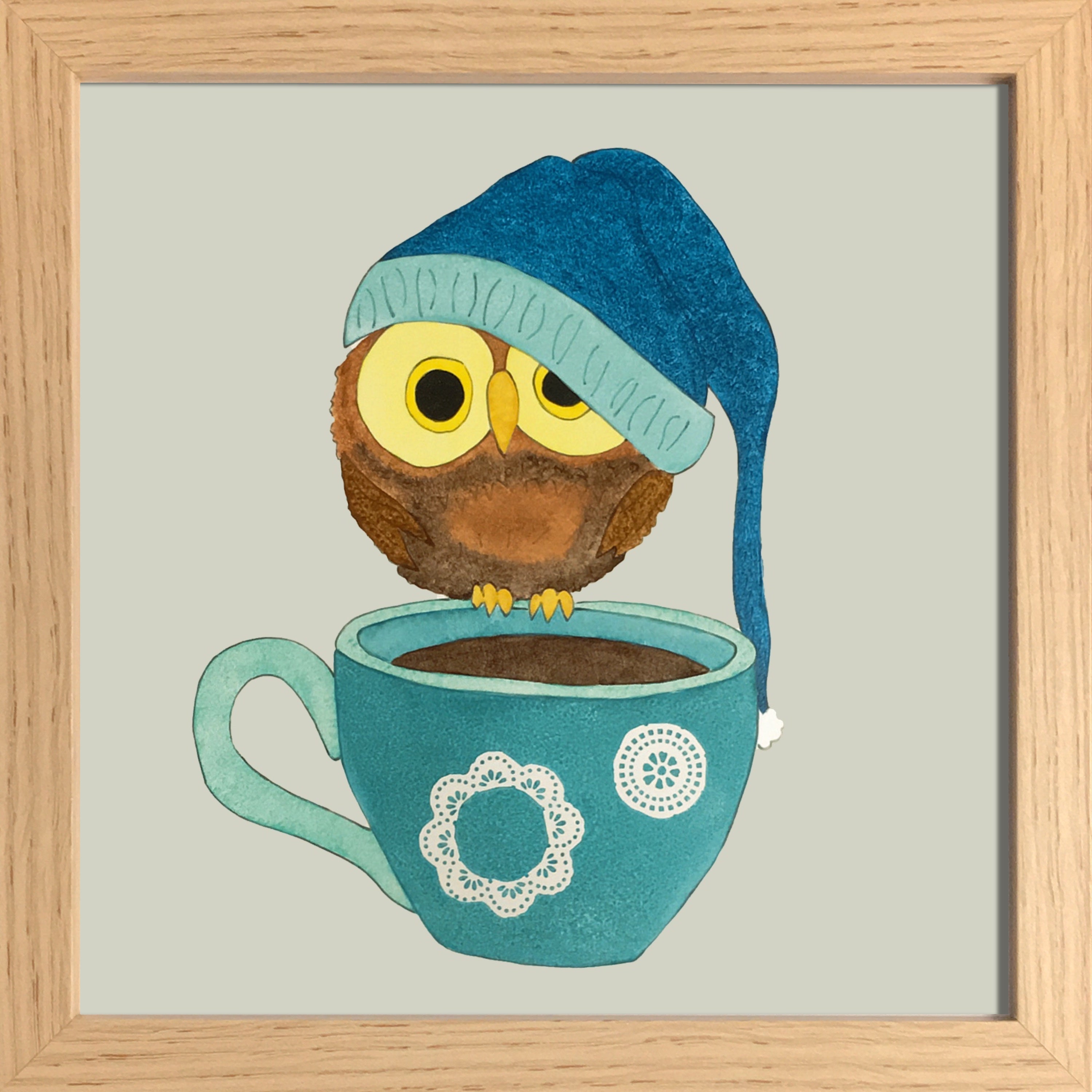 Chouette perchée sur une tasse
