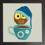 Chouette perchée sur une tasse