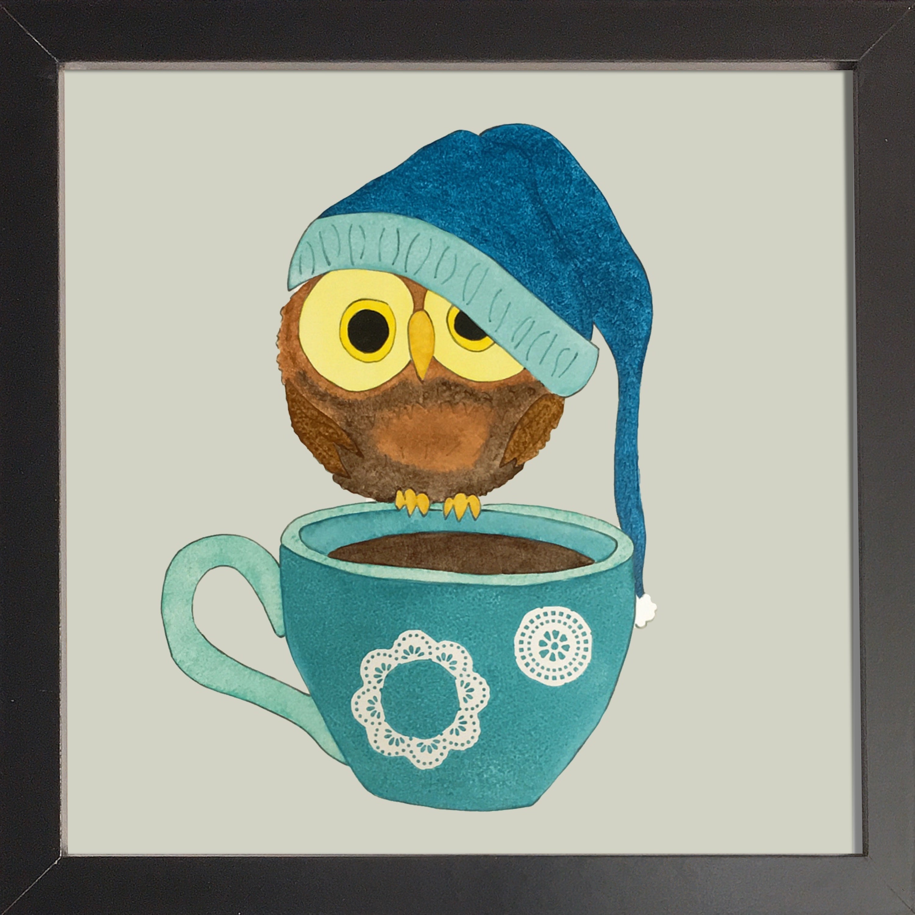 Chouette perchée sur une tasse