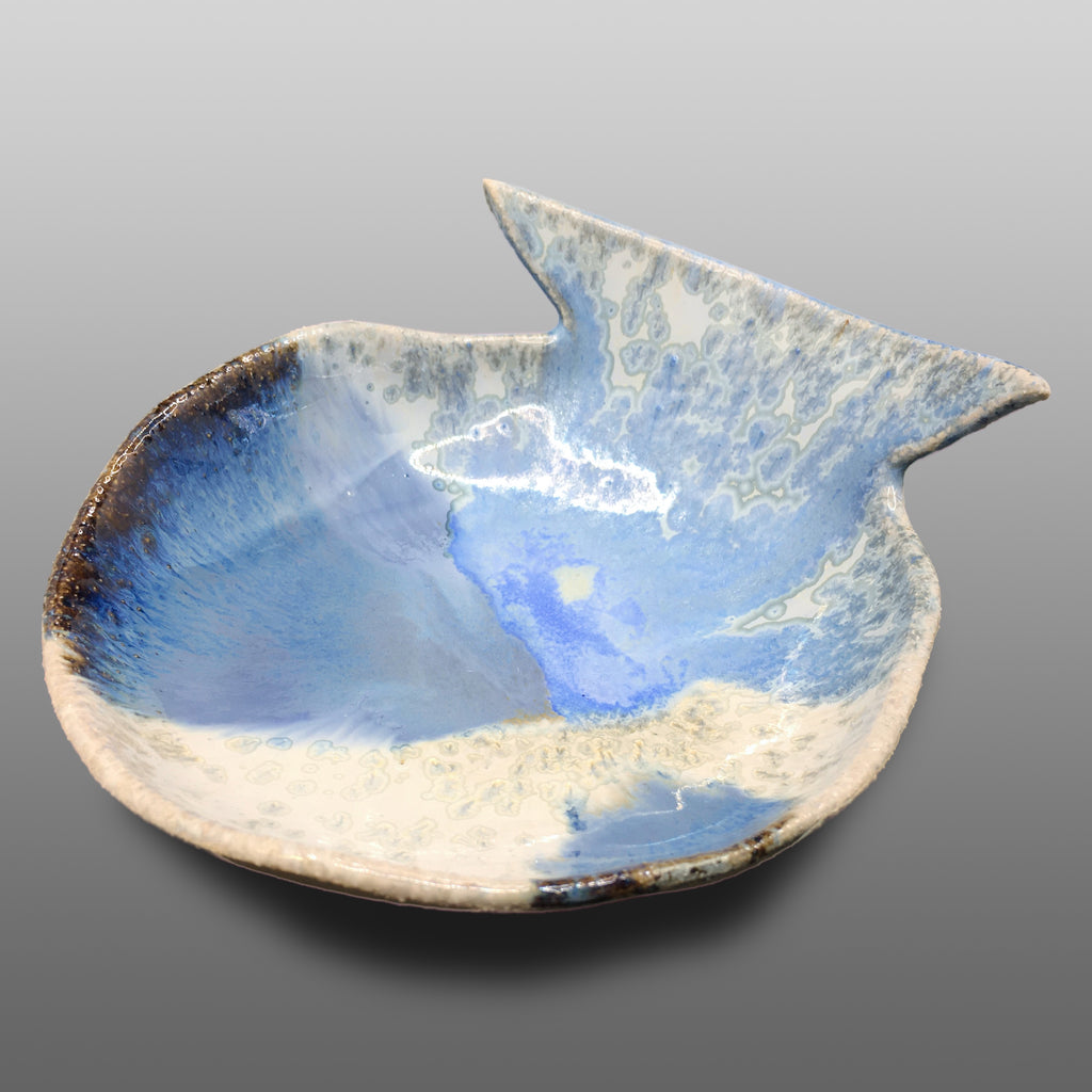 Coupelle moyenne "poisson" grès écru émaillée bleu écru