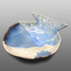 Coupelle moyenne "poisson" grès écru émaillée bleu écru