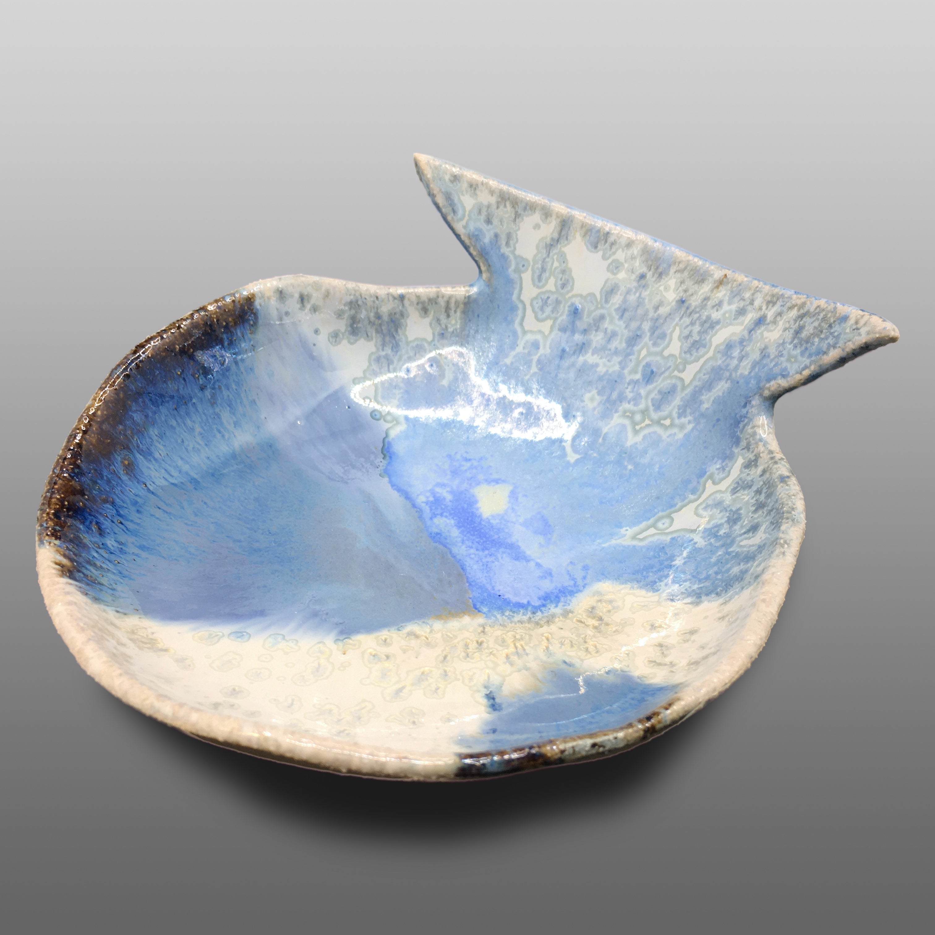 Coupelle moyenne "poisson" grès écru émaillée bleu écru