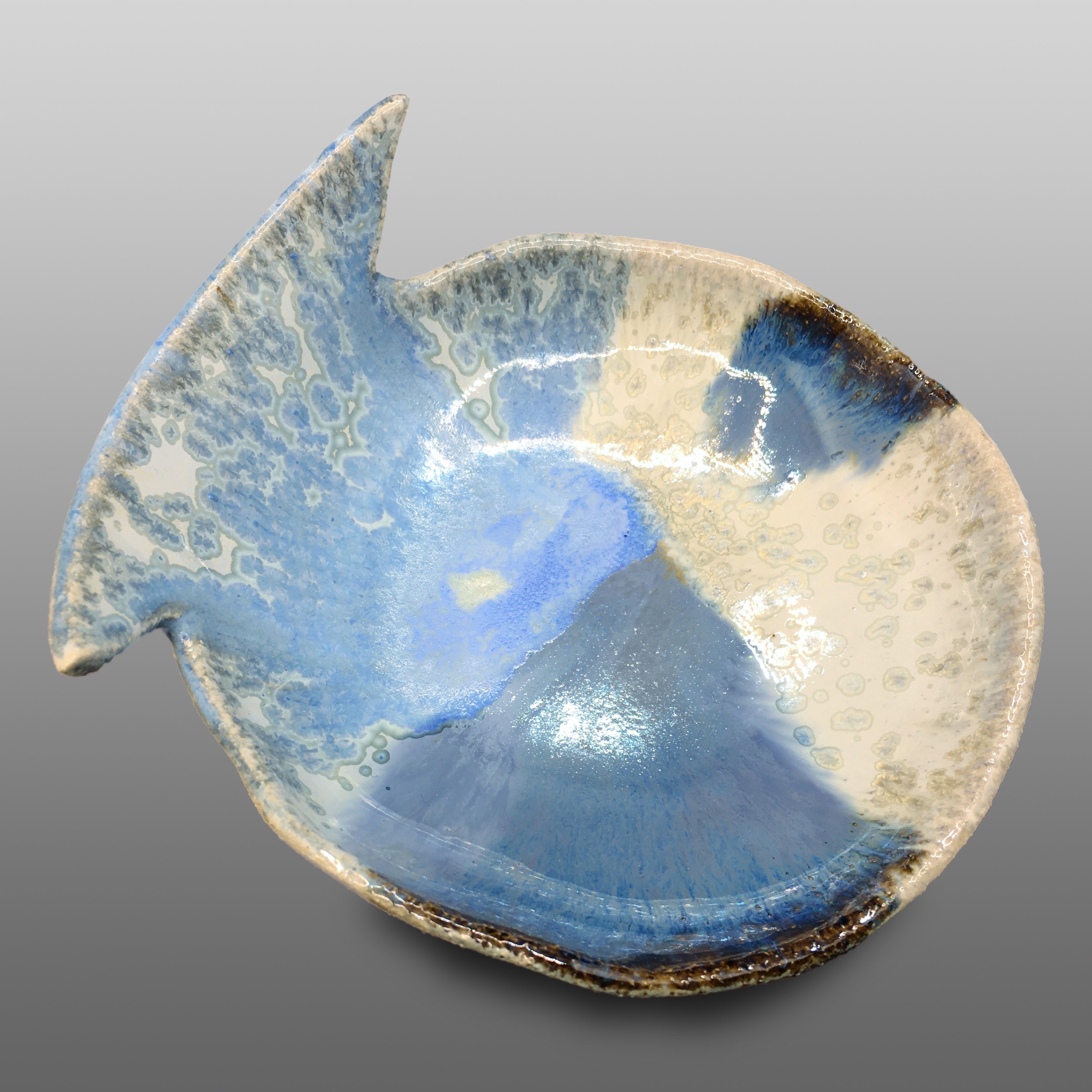 Coupelle moyenne "poisson" grès écru émaillée bleu écru