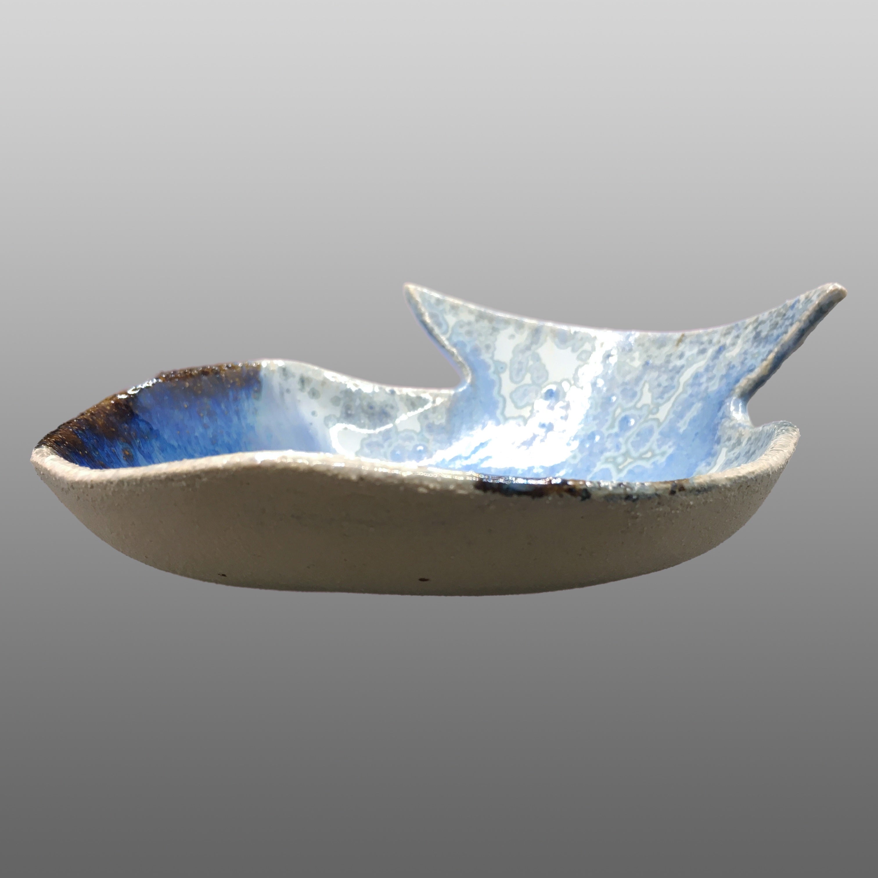 Coupelle moyenne "poisson" grès écru émaillée bleu écru