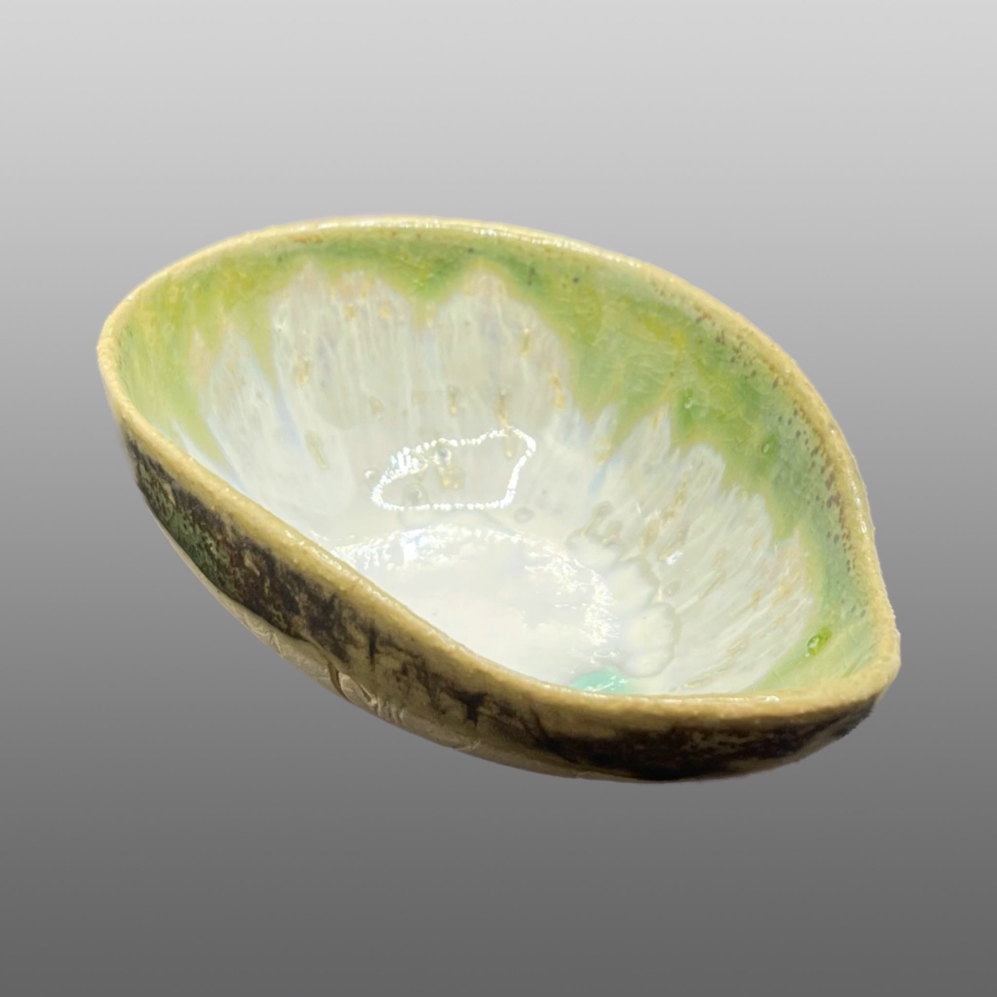 Coupelle forme avocat écrue émaillée vert et blanc cristallisé