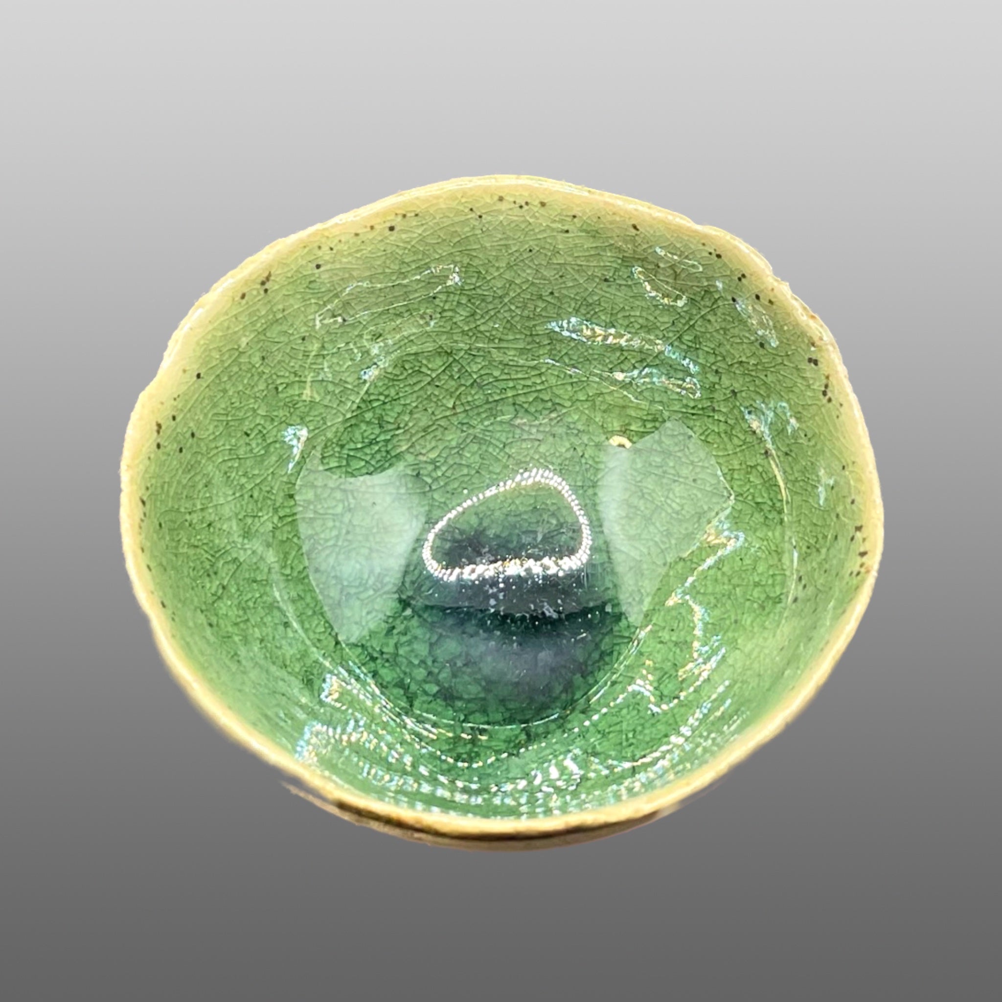 Coupelle écrue émaillée vert foncé brillant