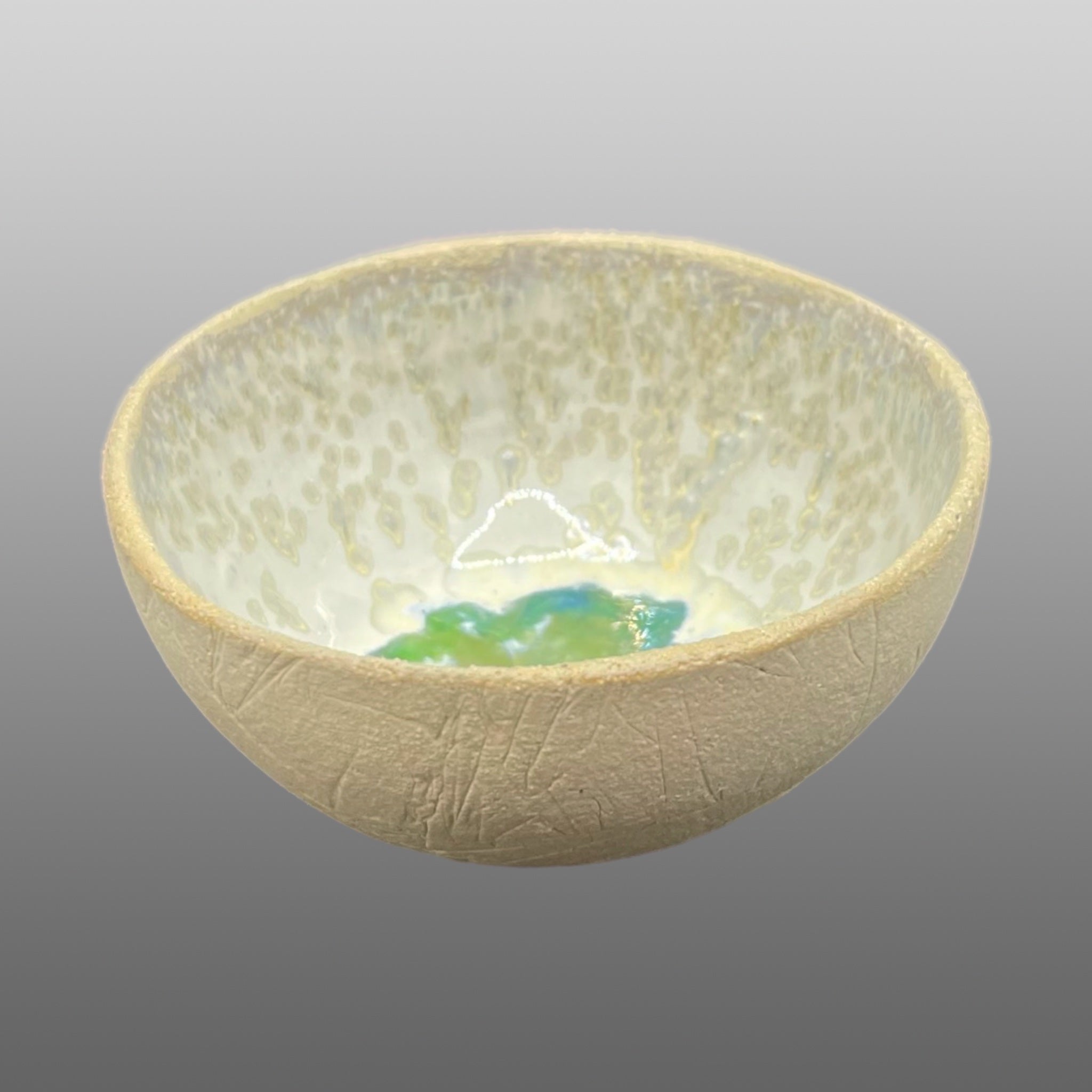 Coupelle écrue émaillée blanc fondu vert et bleu