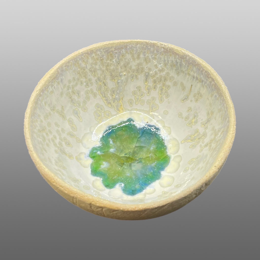 Coupelle écrue émaillée blanc fondu vert et bleu