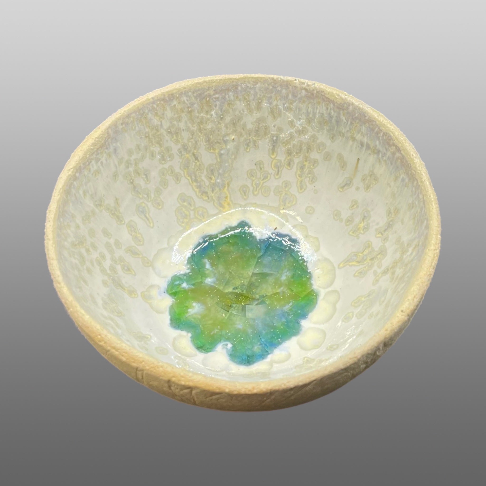 Coupelle écrue émaillée blanc fondu vert et bleu