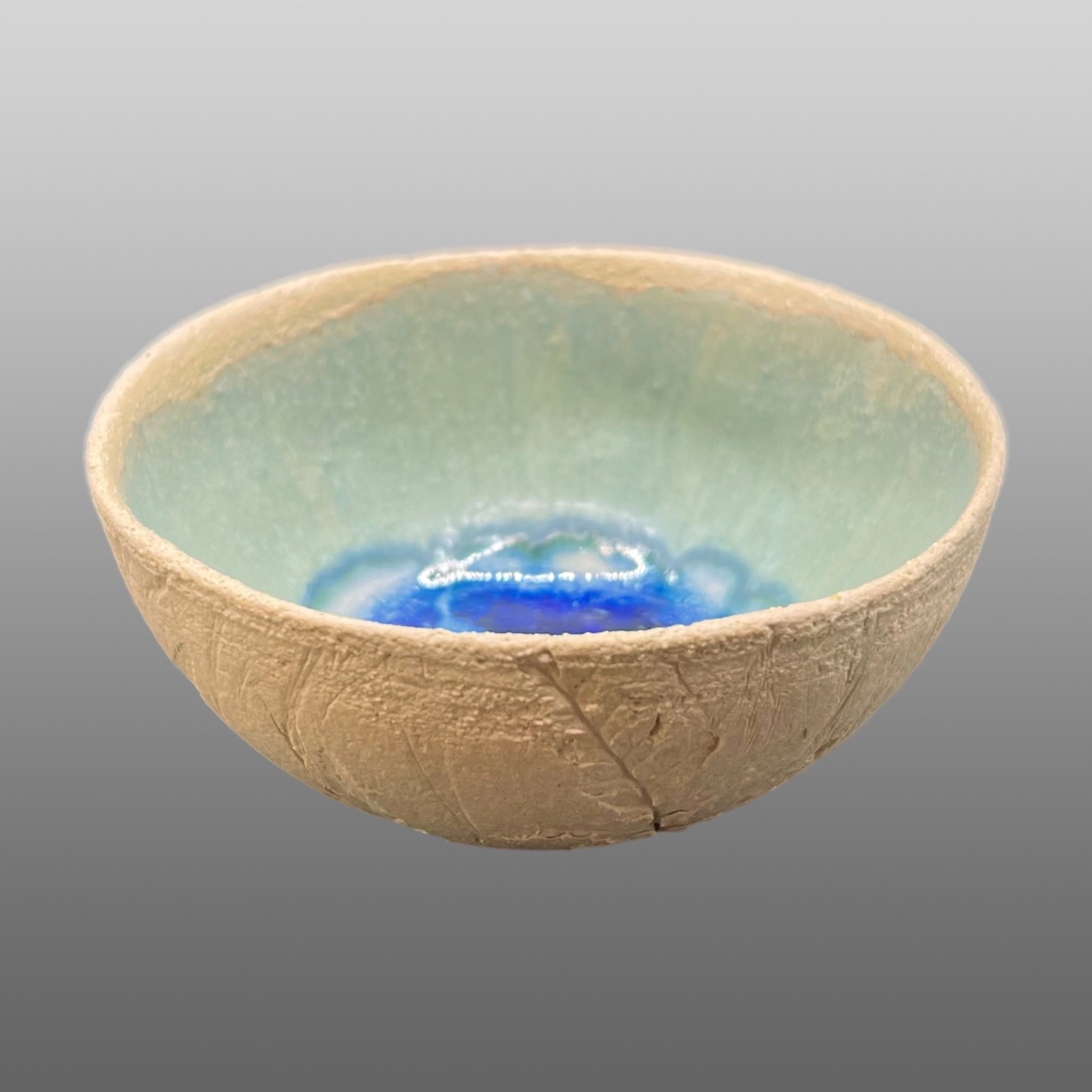 Coupelle écrue émaillée vert céladon fondu bleu écume