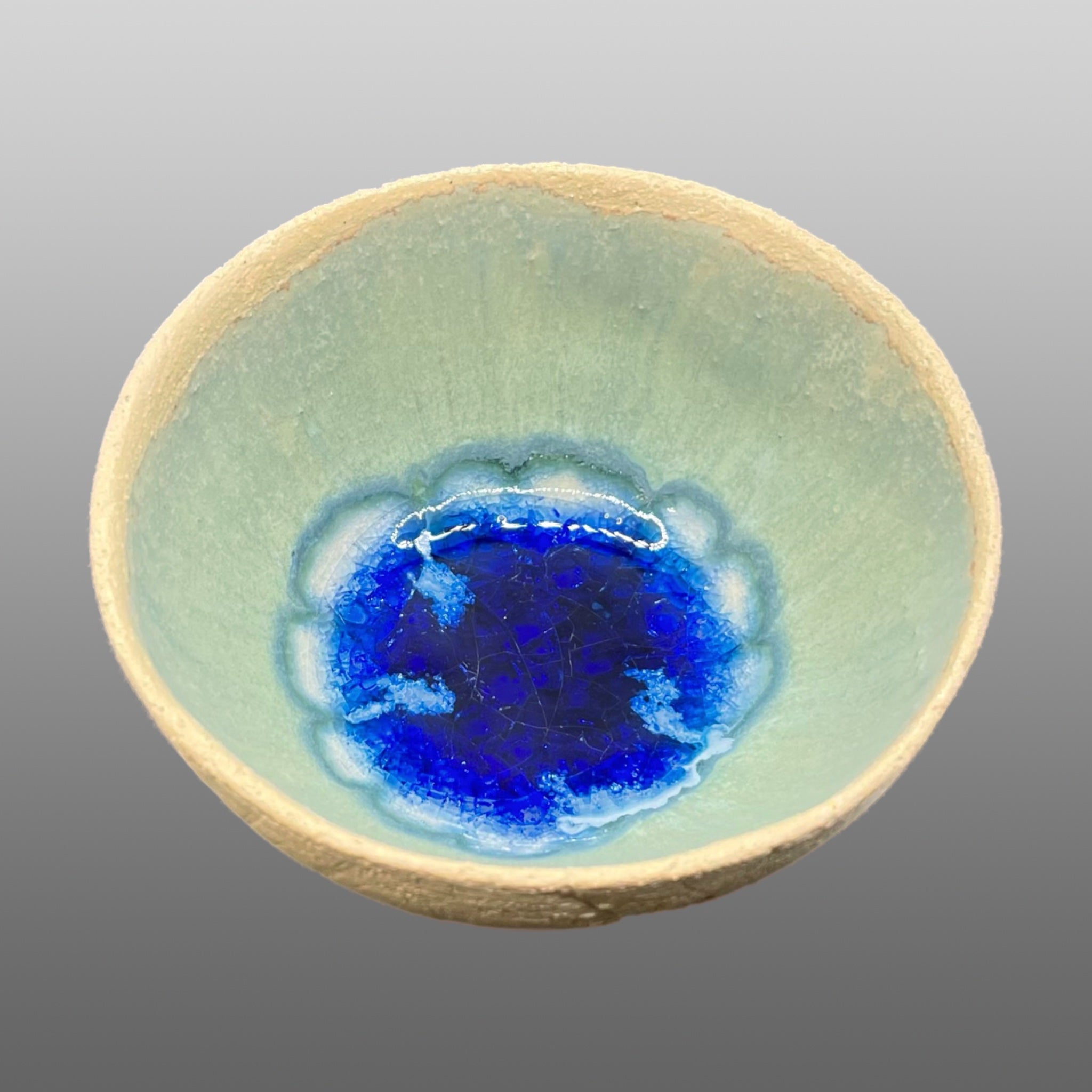 Coupelle écrue émaillée vert céladon fondu bleu écume