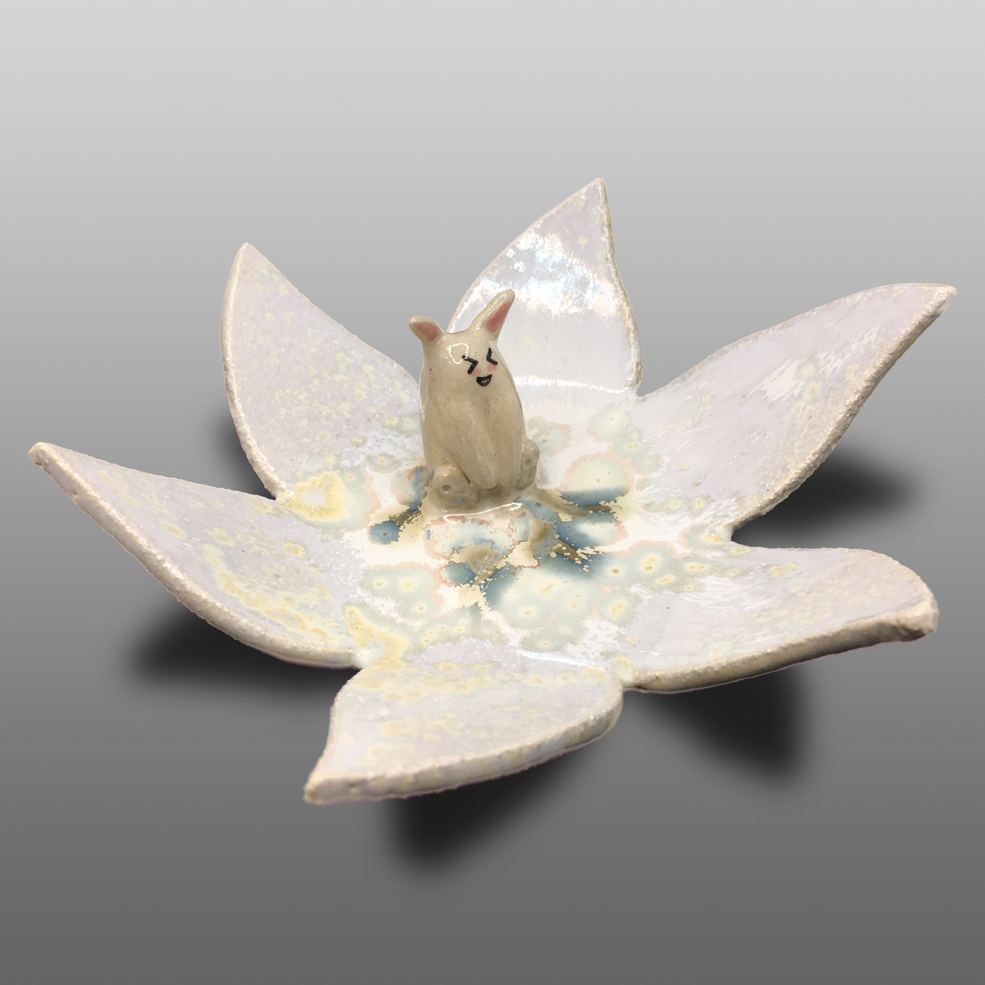 Coupelle fleur personnage fantastique émaillée