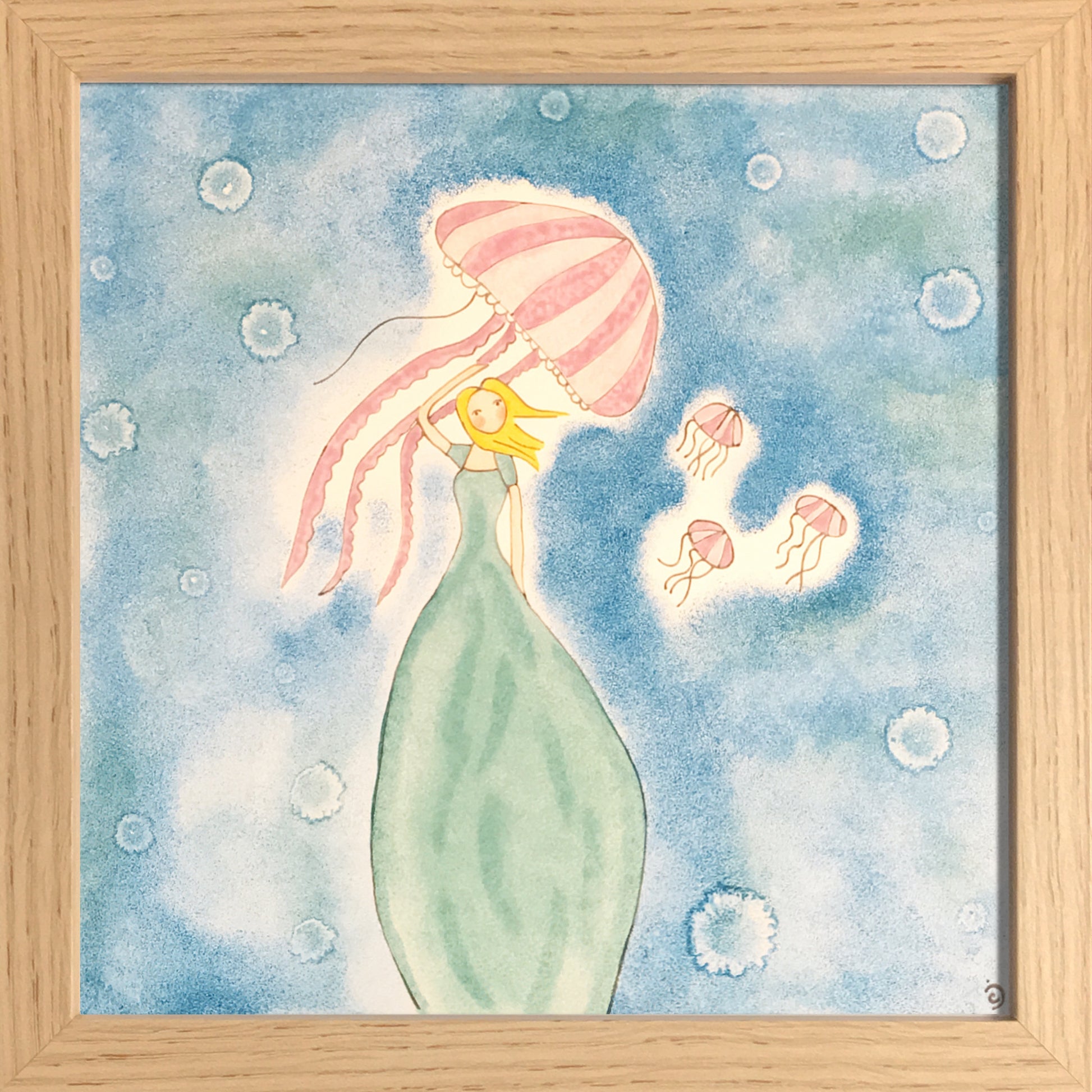 Demoiselle de la mer accompagnée de ses méduses irisées