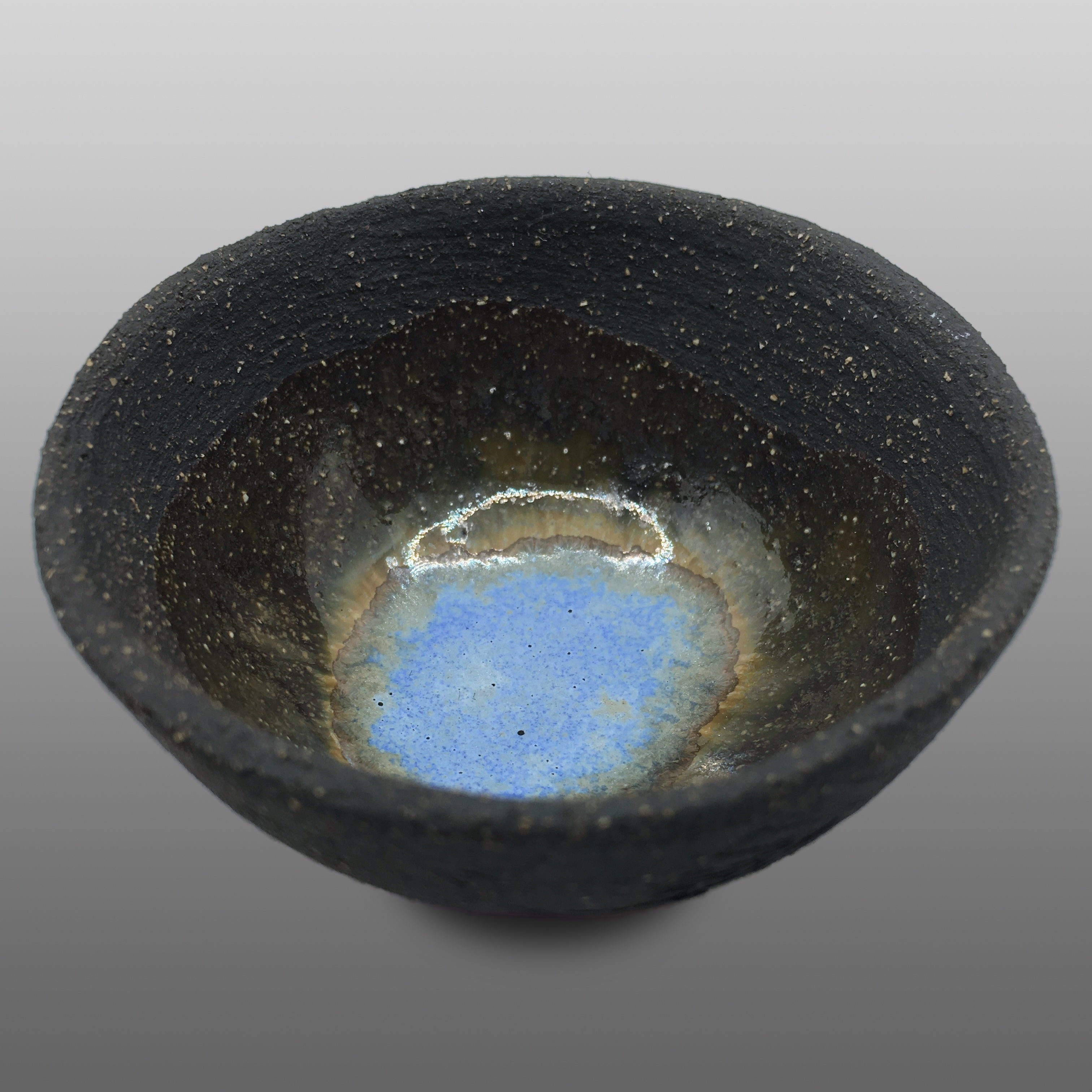 Petite coupelle noire émaillée transparent et bleu