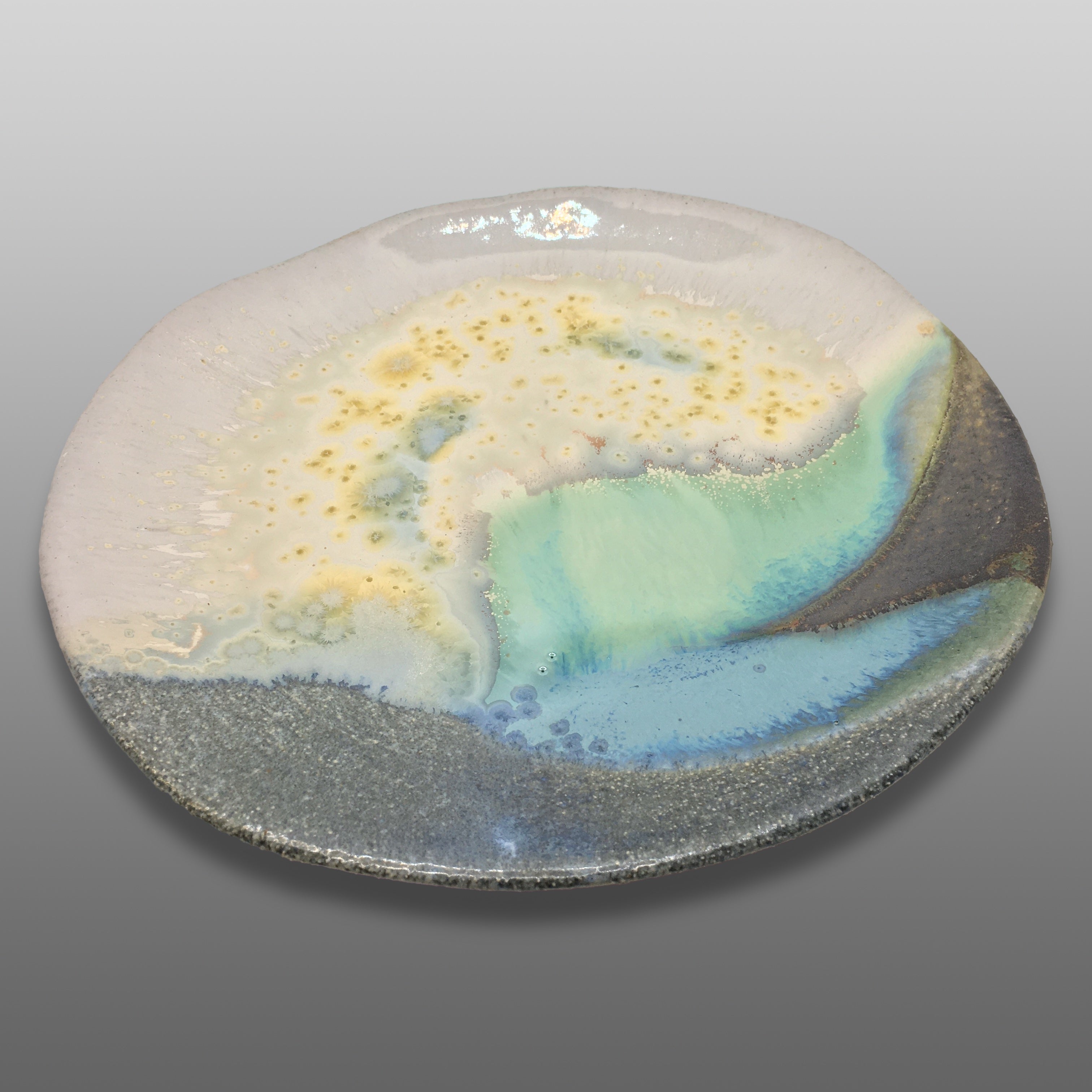 Assiette irrégulière grès écrue émaillée bleu vert bronze blanc