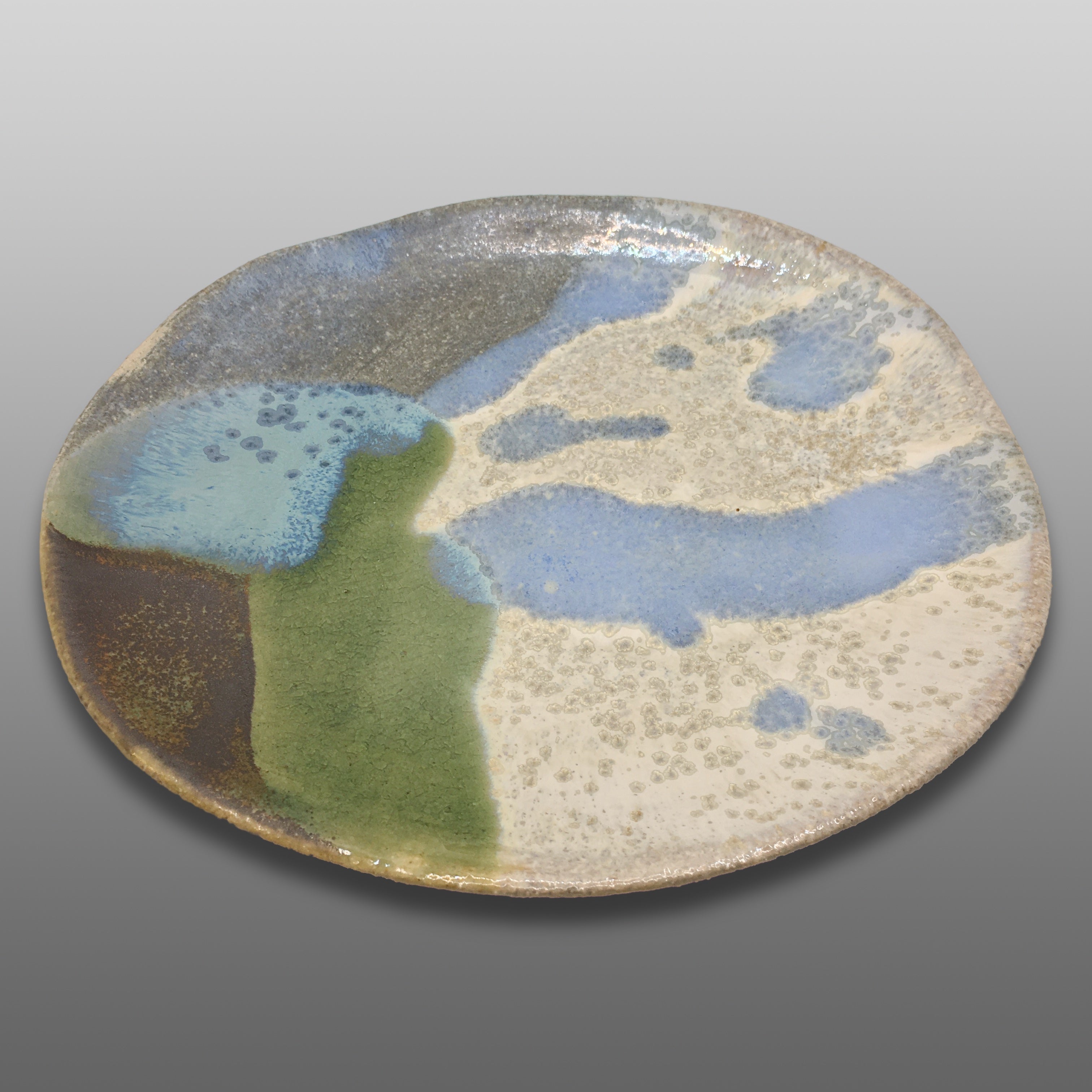 Assiette irrégulière grès écrue émaillée bleu gris bronze crème