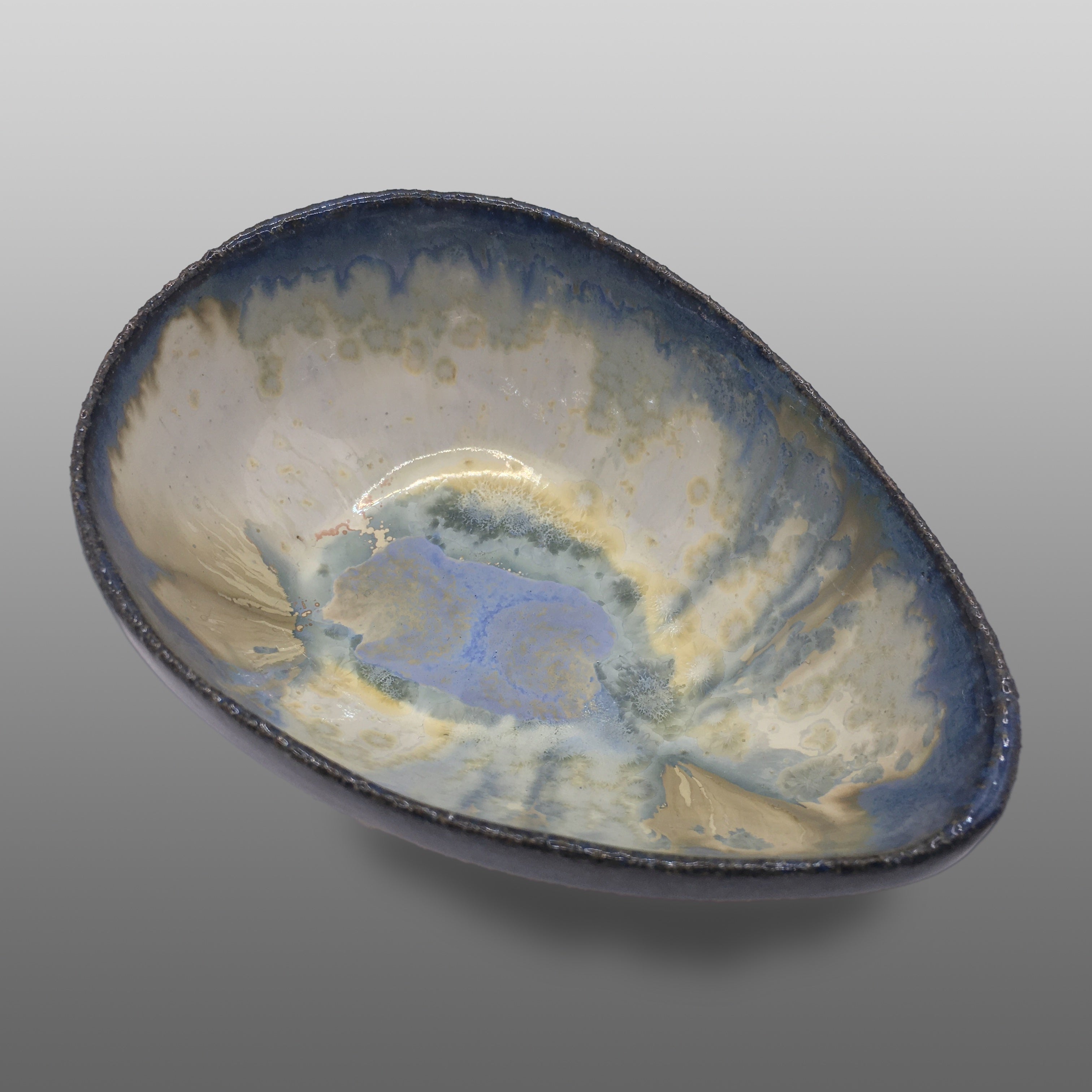 Coupelle forme avocat écrue émaillée bleus bronze cristallisé