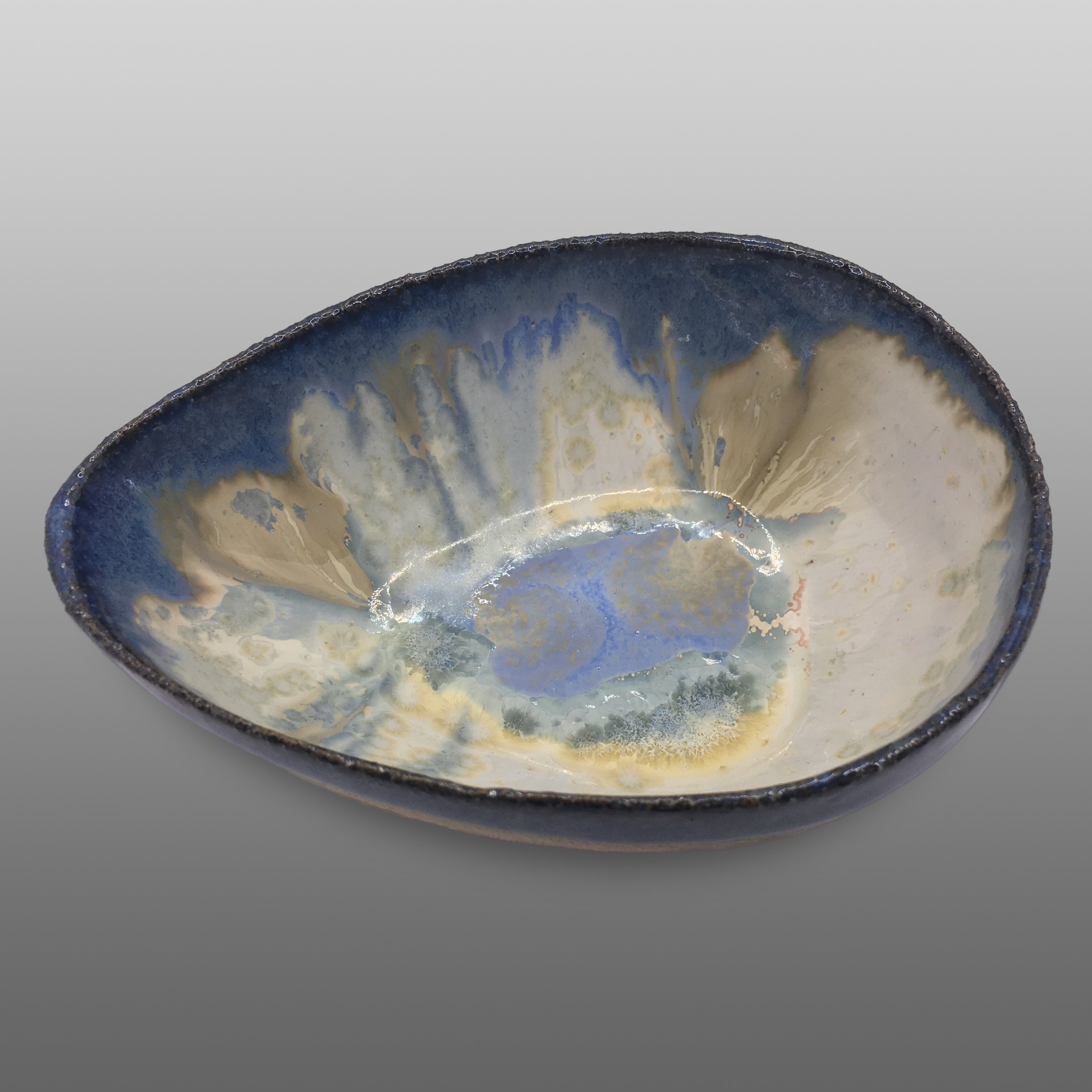 Coupelle forme avocat écrue émaillée bleus bronze cristallisé