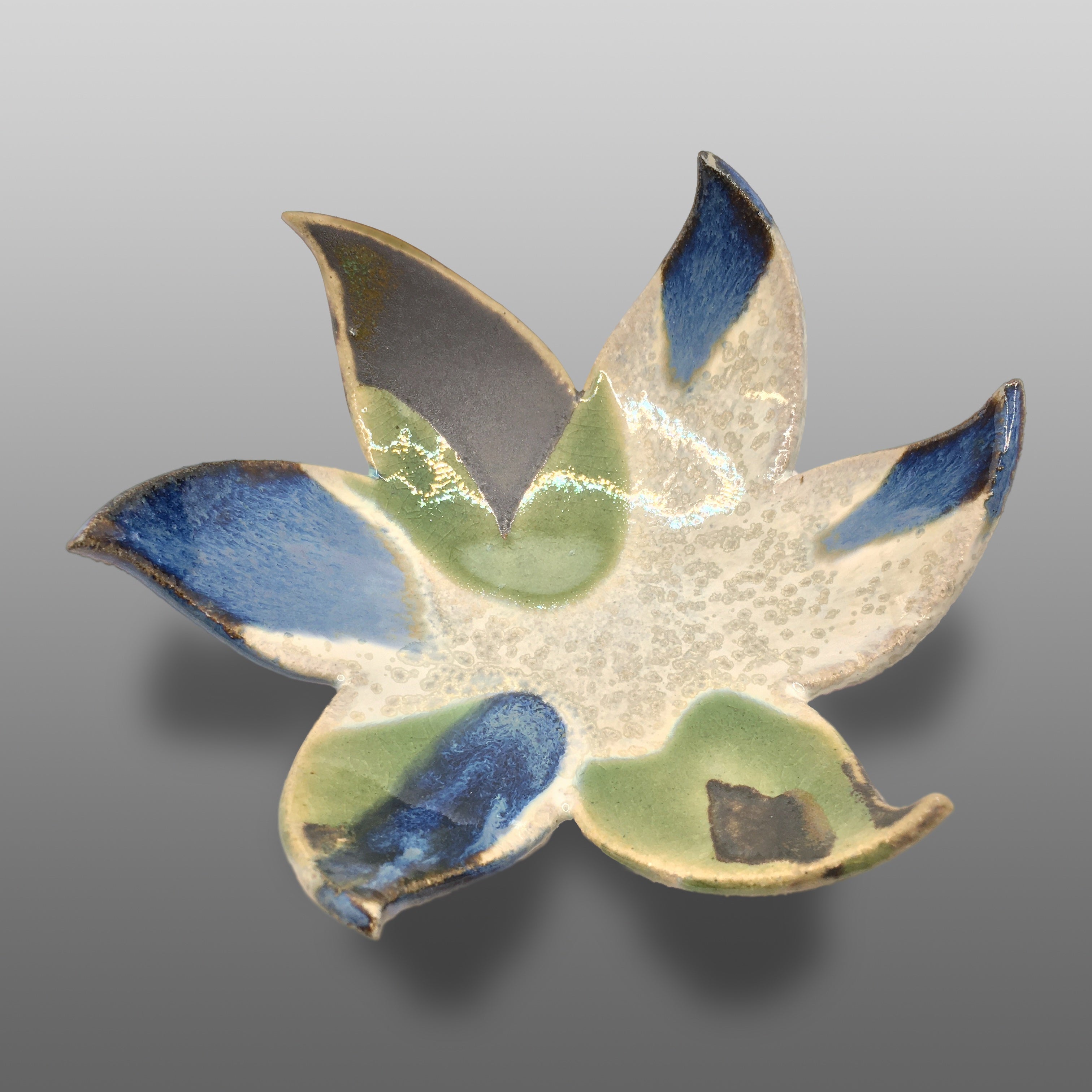 Coupelle fleur émaillée bleu vert bronze blanc