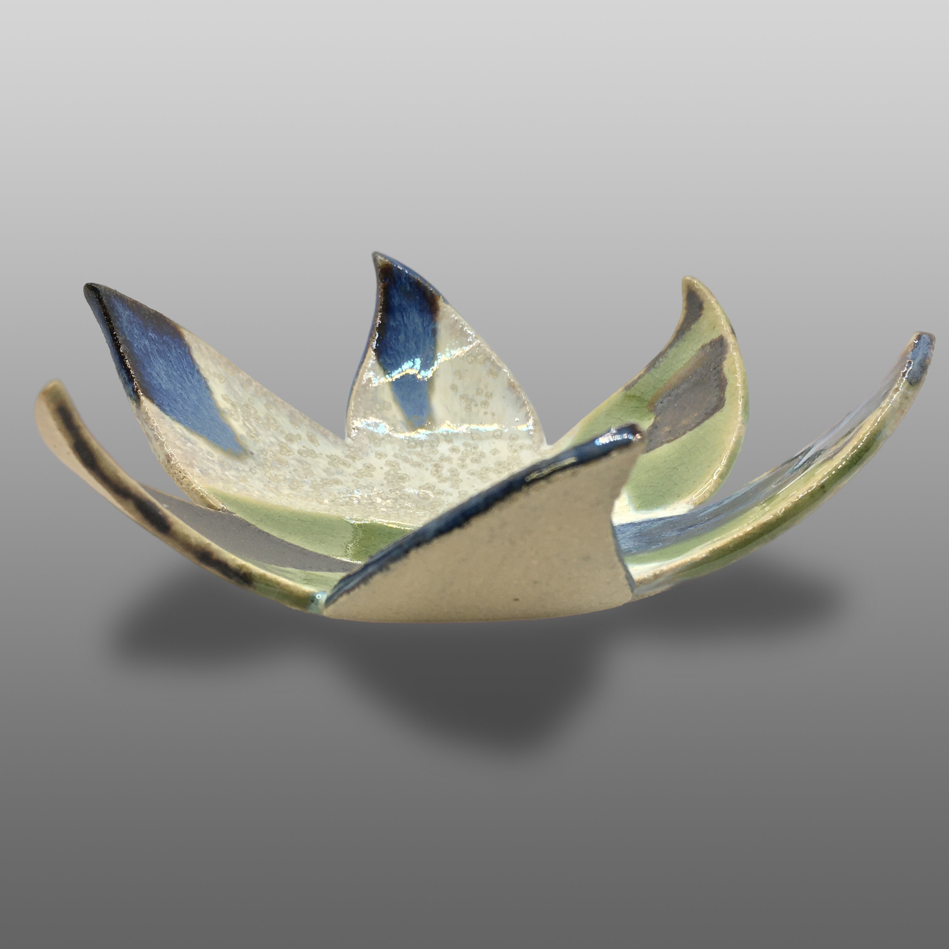 Coupelle fleur émaillée bleu vert bronze blanc