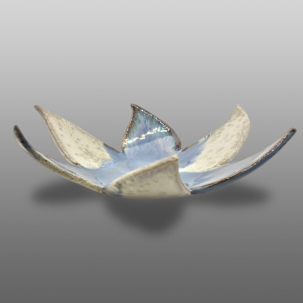 Coupelle fleur émaillée blanc bleu