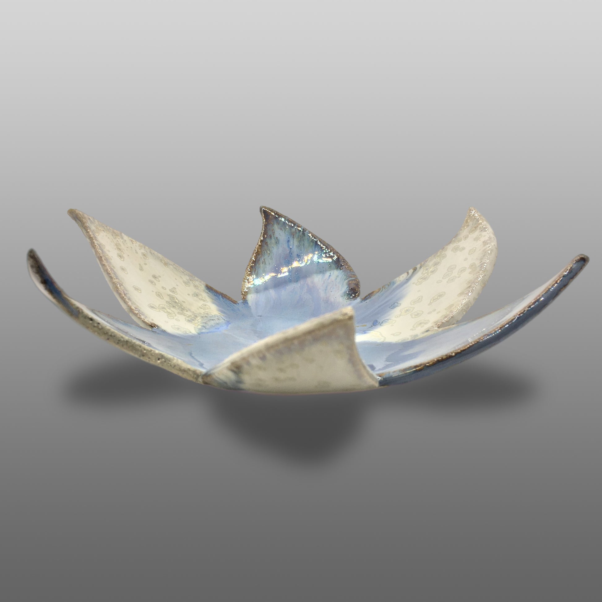 Coupelle fleur émaillée blanc bleu