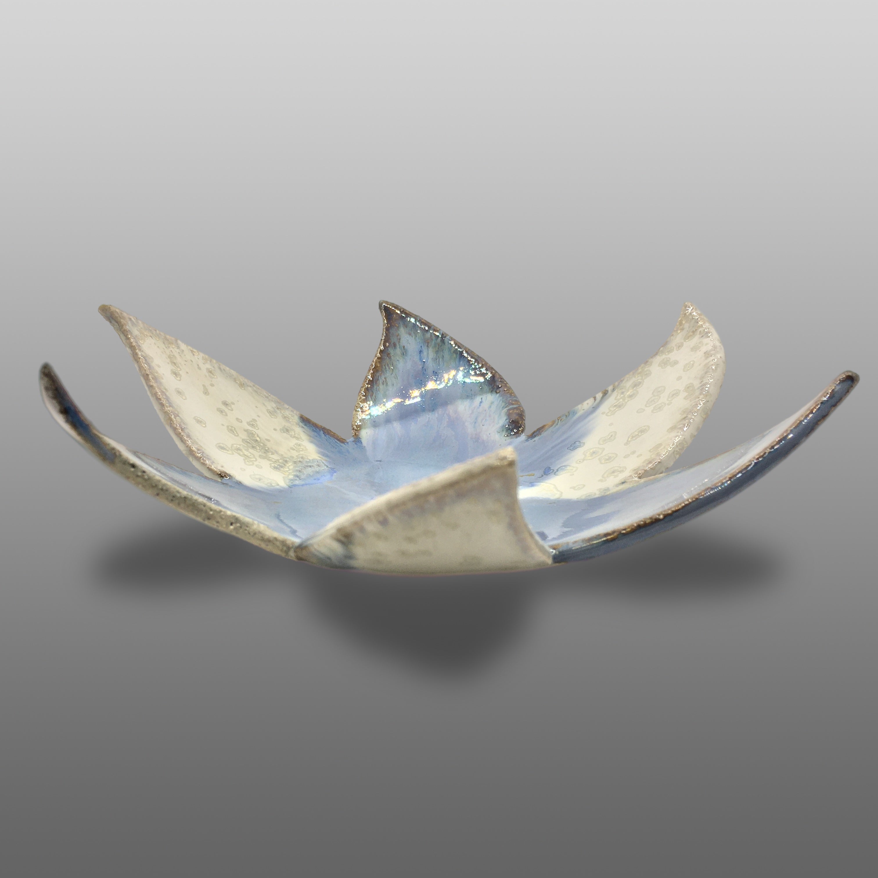 Coupelle fleur émaillée blanc bleu