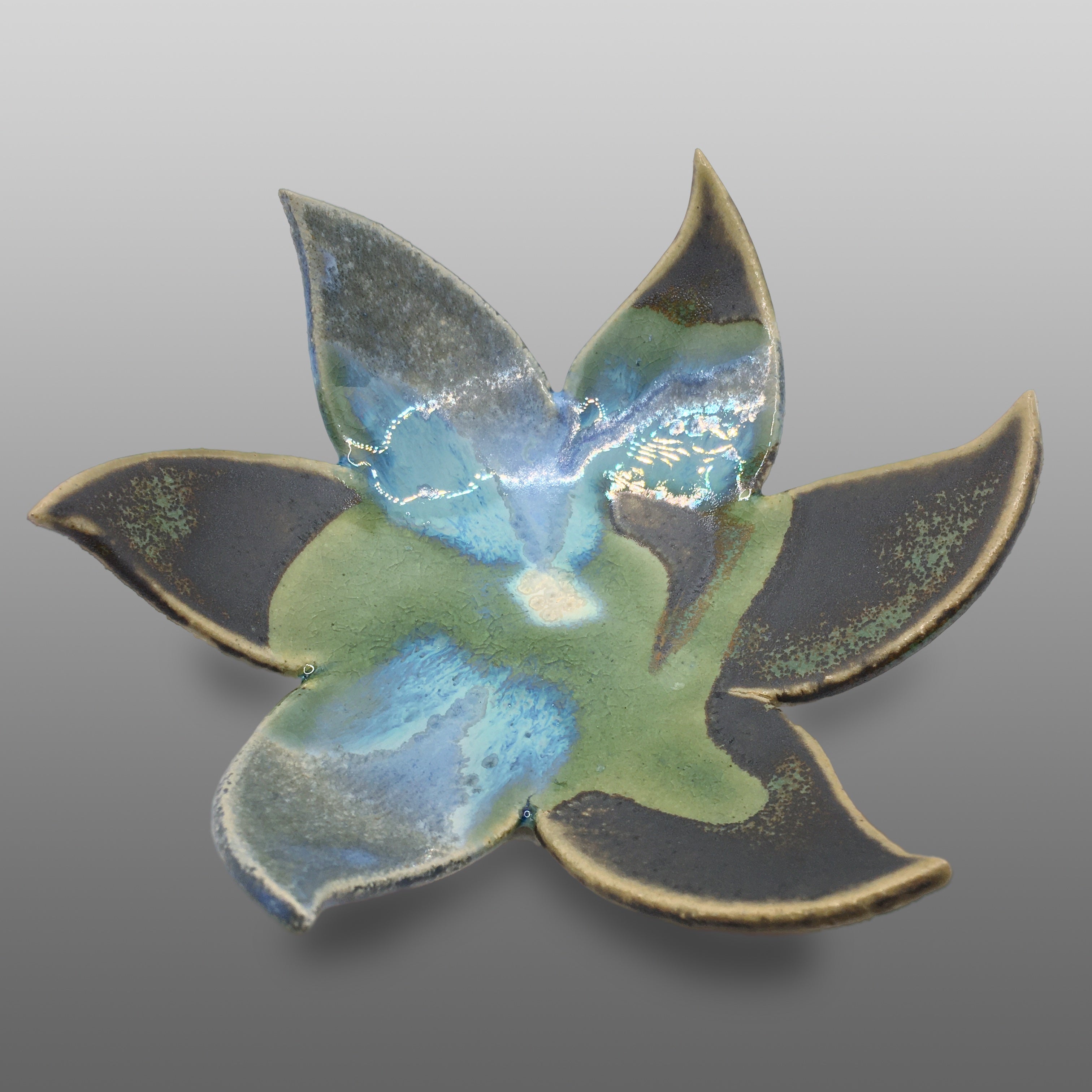 Coupelle fleur émaillée bleu vert bronze