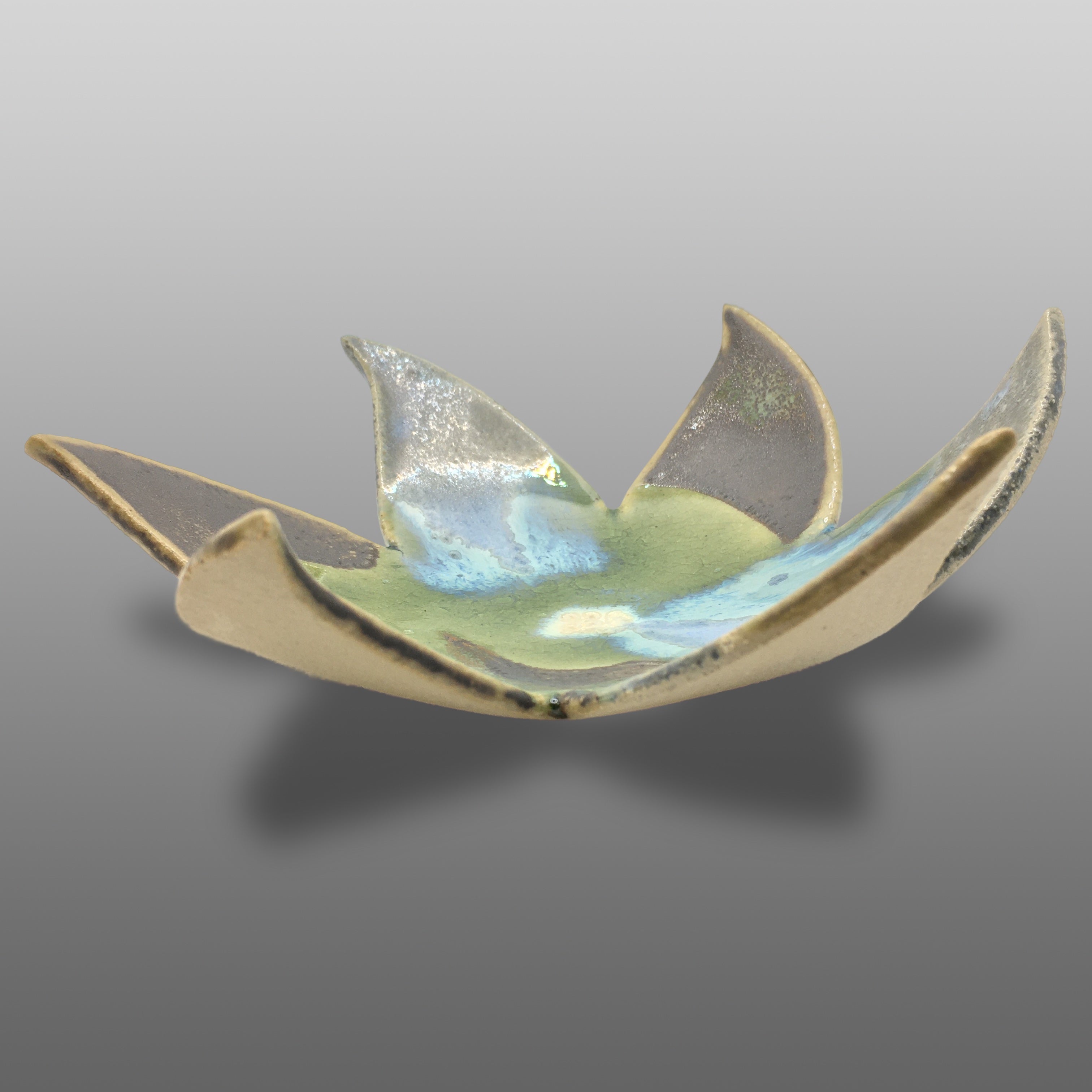 Coupelle fleur émaillée bleu vert bronze