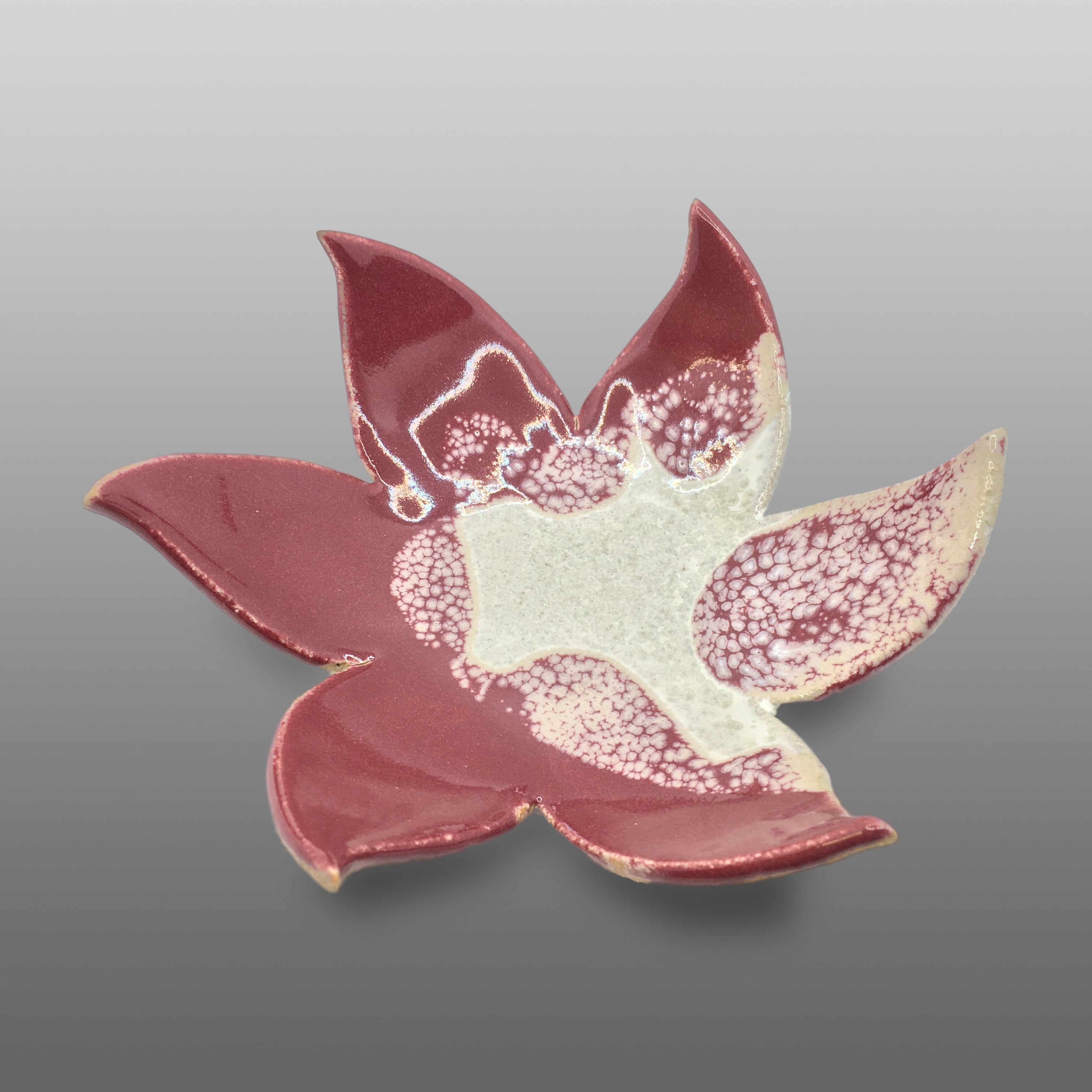 Coupelle fleur émaillée bordeaux blanc