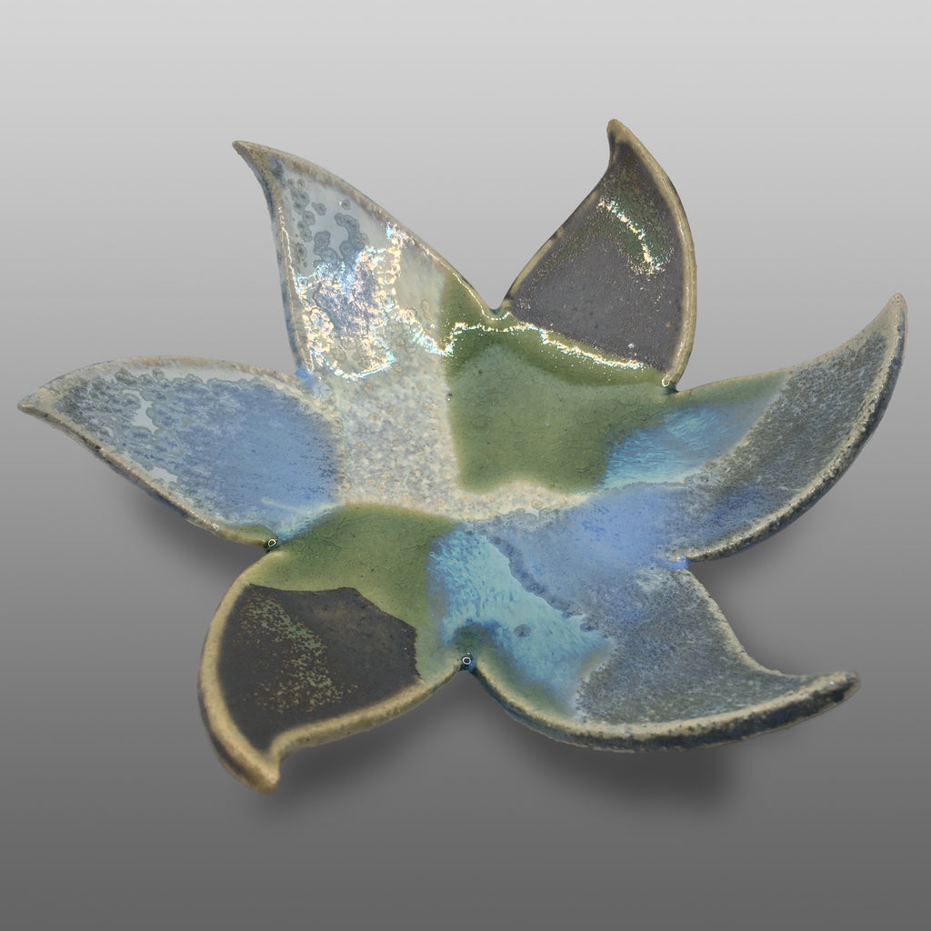 Coupelle fleur émaillée bleu vert bronze blanc gris