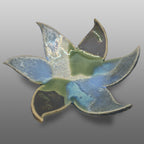 Coupelle fleur émaillée bleu vert bronze blanc gris
